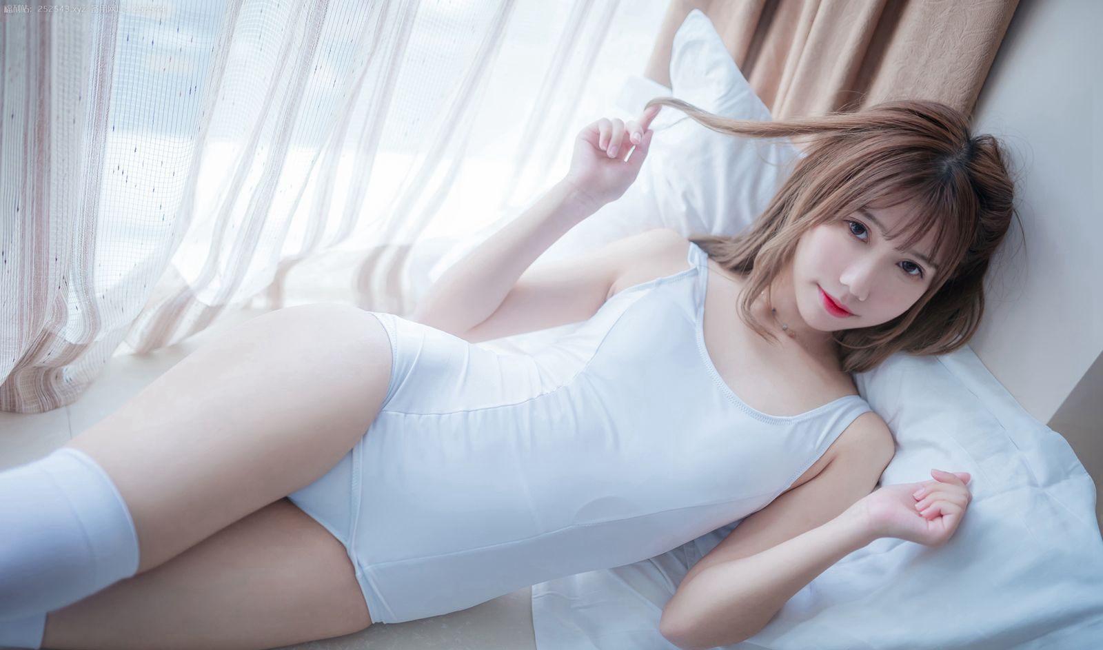 森萝财团白丝美腿 Cosplay 写真 33P