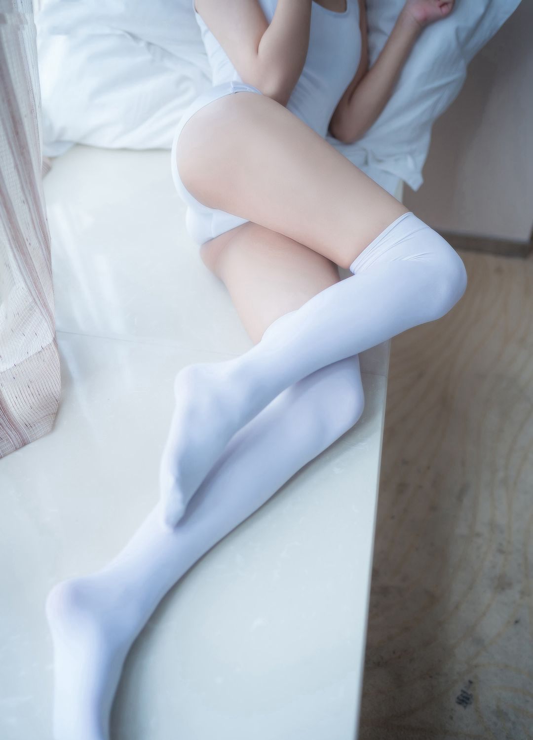 森萝财团白丝美腿 Cosplay 写真 33P