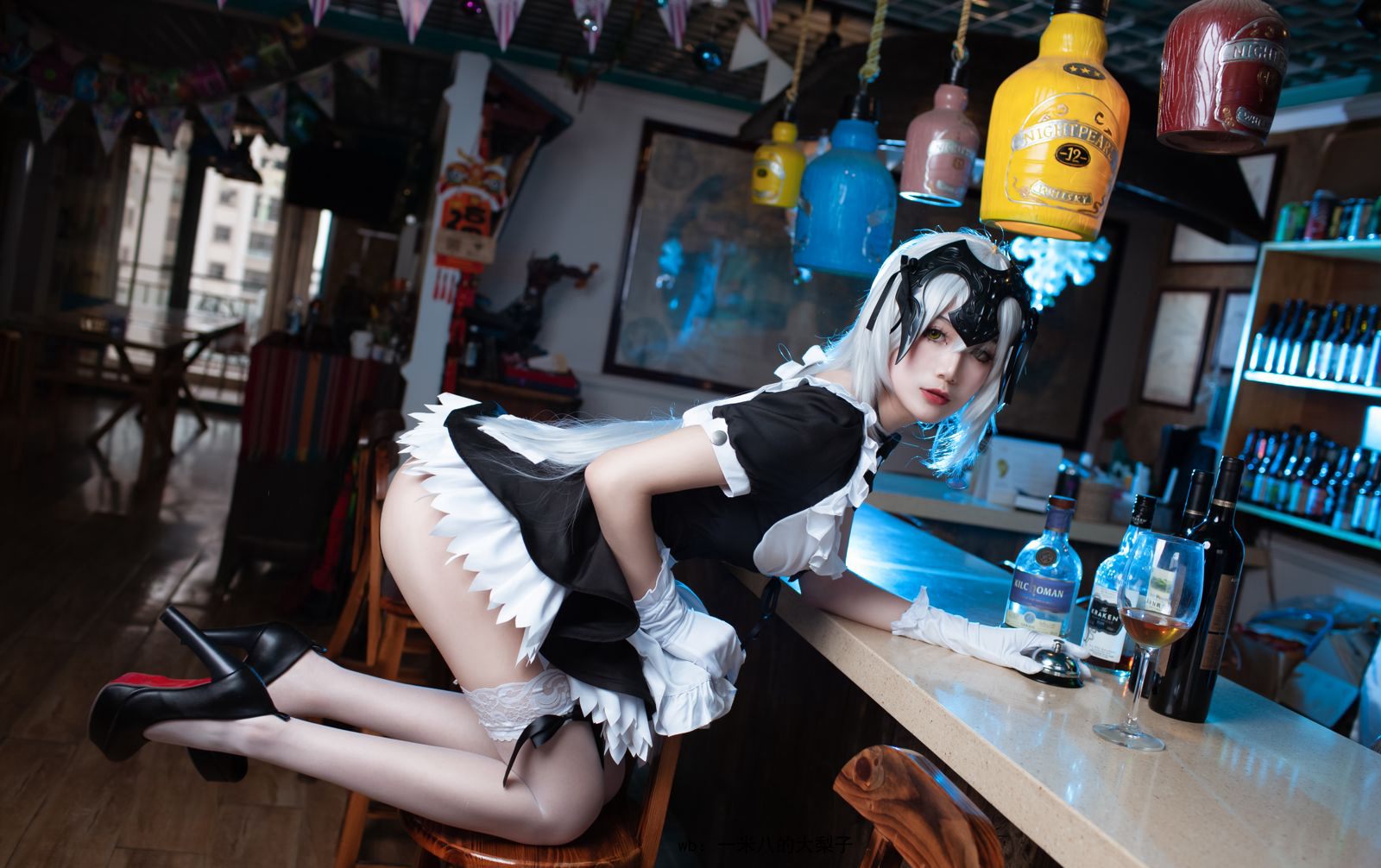 1.8 meters tall Da Lizi Cosplay with explicit ultra-thin white stockings and high heels fan service