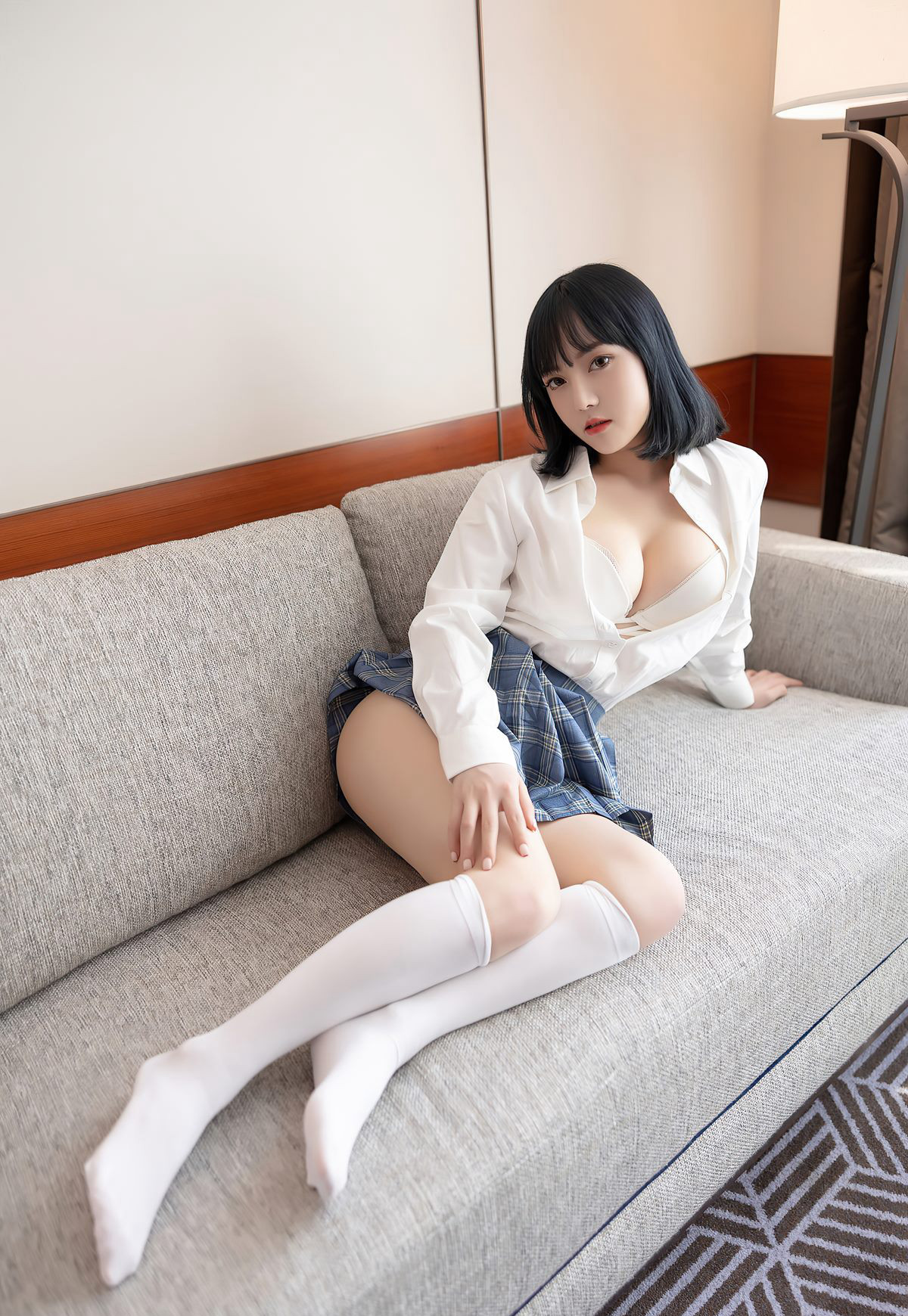 큰 가슴 소녀 두반장 섹시 JK 제복 대규모 풍만한 아름다운 가슴 화이트 실크 사진