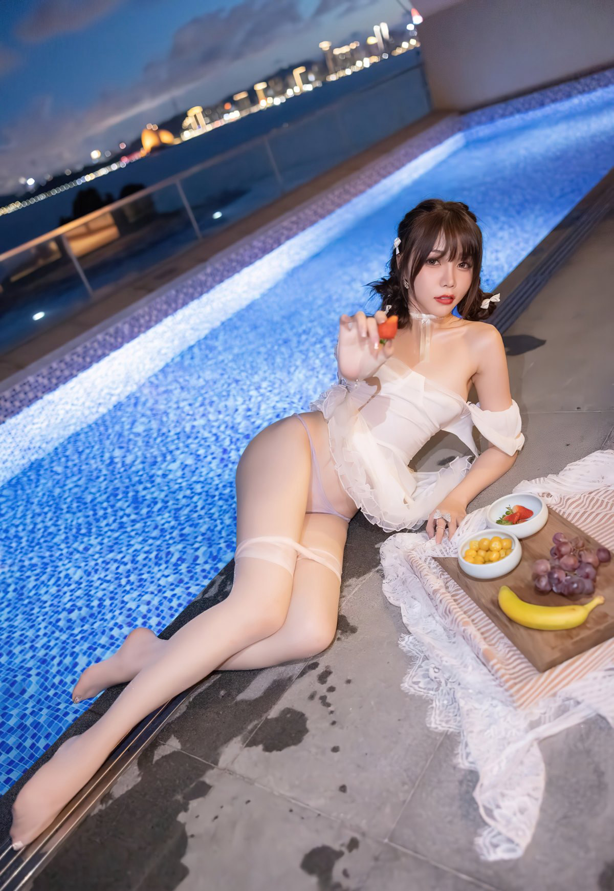 芝芝Booty極品濕身白絲無內高跟美腿豐滿大胸濕了的絲襪玉足