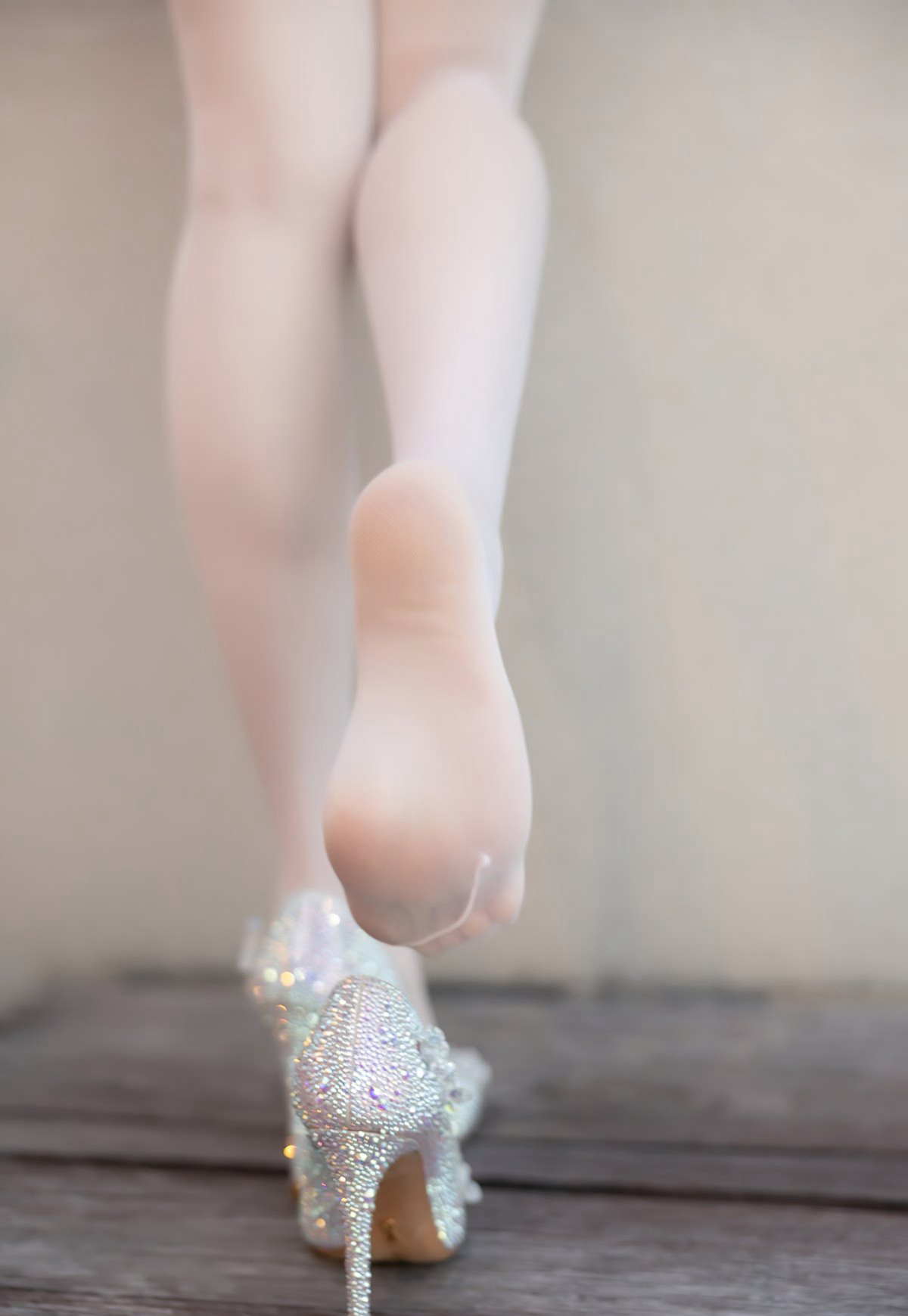 Zhi Zhi Booty premium wet body white silk no underwear high heels beautiful legs full large breasts wet stockings jade feet