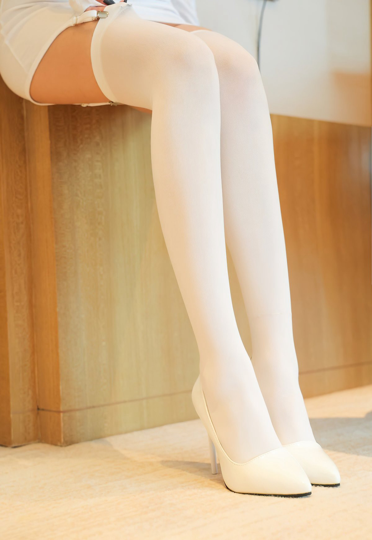 Zhou Mu Xi sexy long-haired beautiful young woman seductive high perky buttocks white silk high heels flirtatious beautiful legs large breasts 2022 photo set