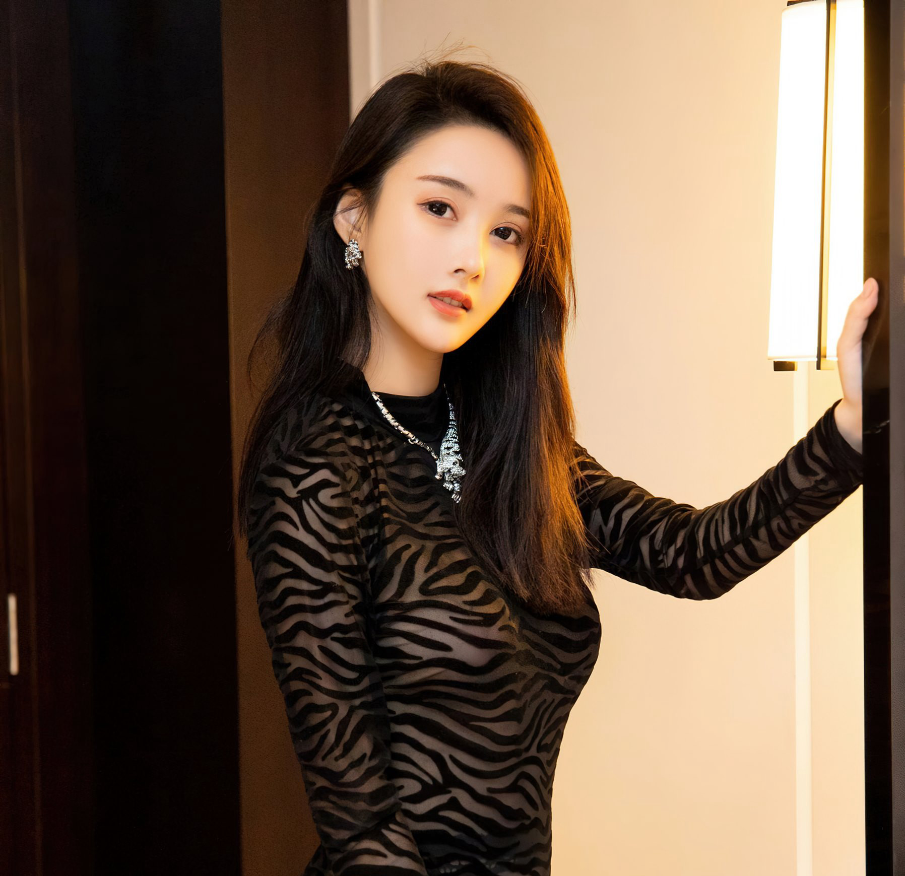 2022风骚美少妇情趣内衣诱惑吊带丝袜极品美腿高翘臀