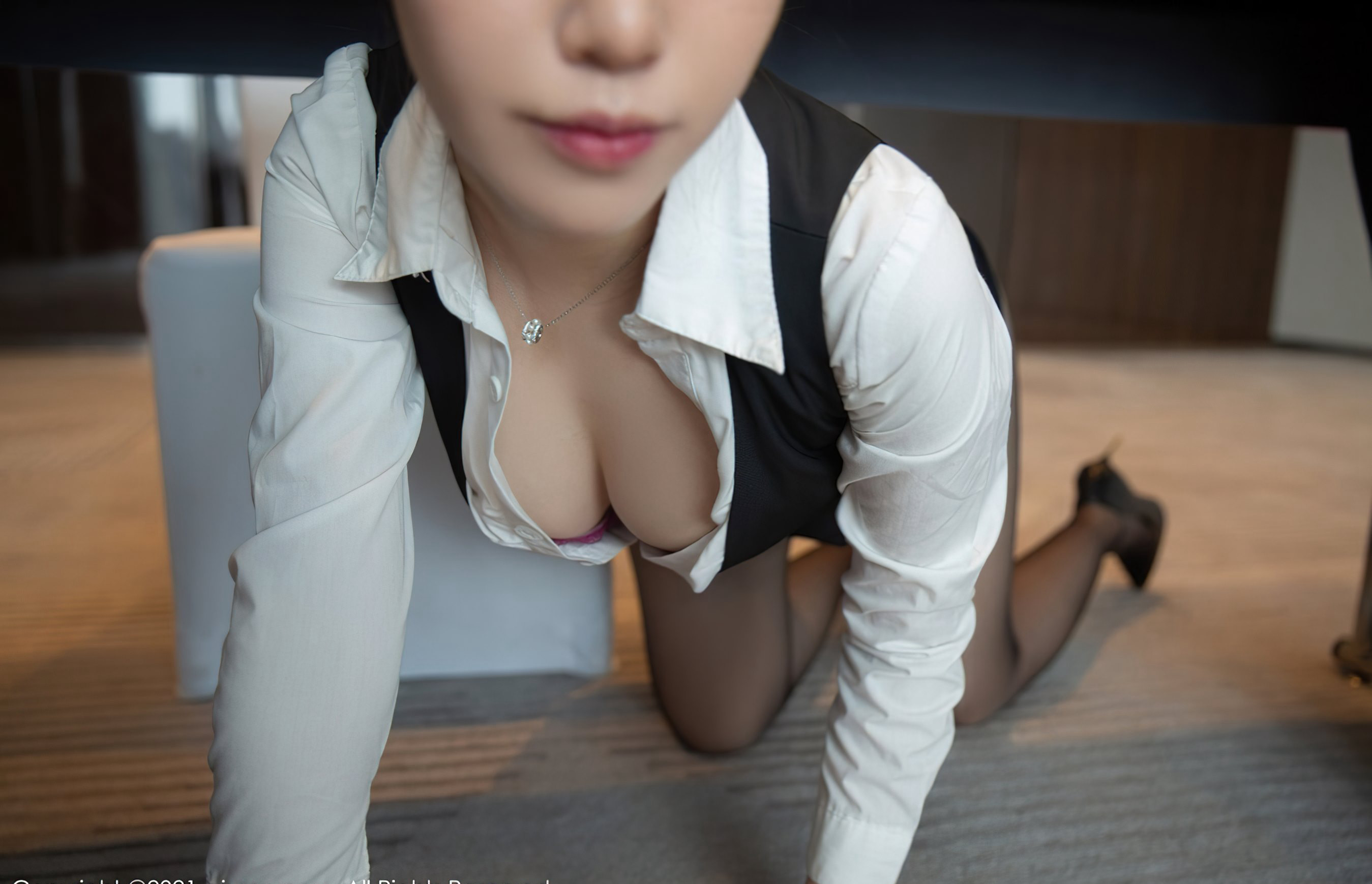 絕色祕書一顆甜蛋黃極致風騷誘惑制服黑絲襪高跟玉足黑絲無內