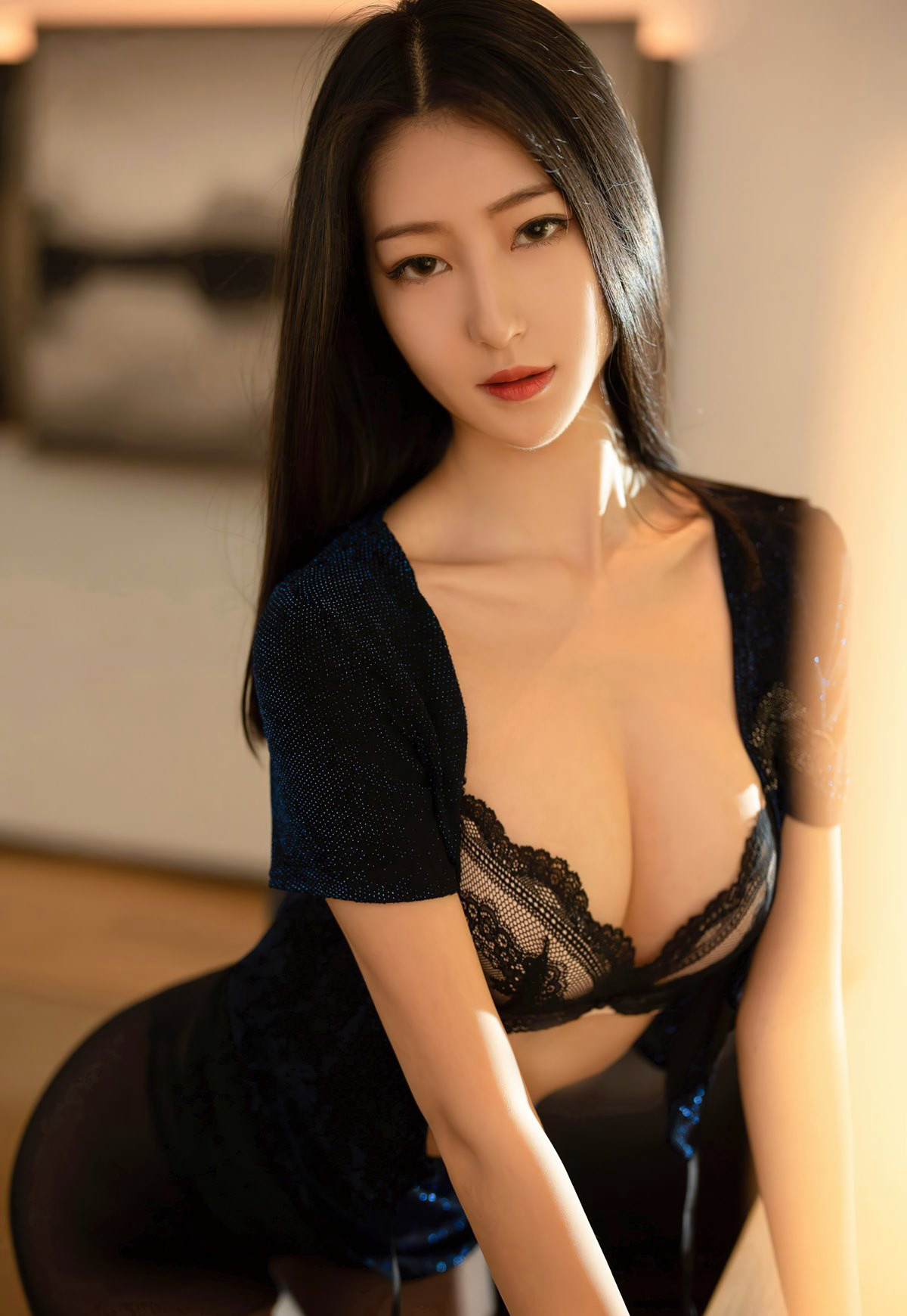 尤蜜薈風騷美少婦熊小諾性感黑絲丁字褲性感撅臀黑絲開襠褲