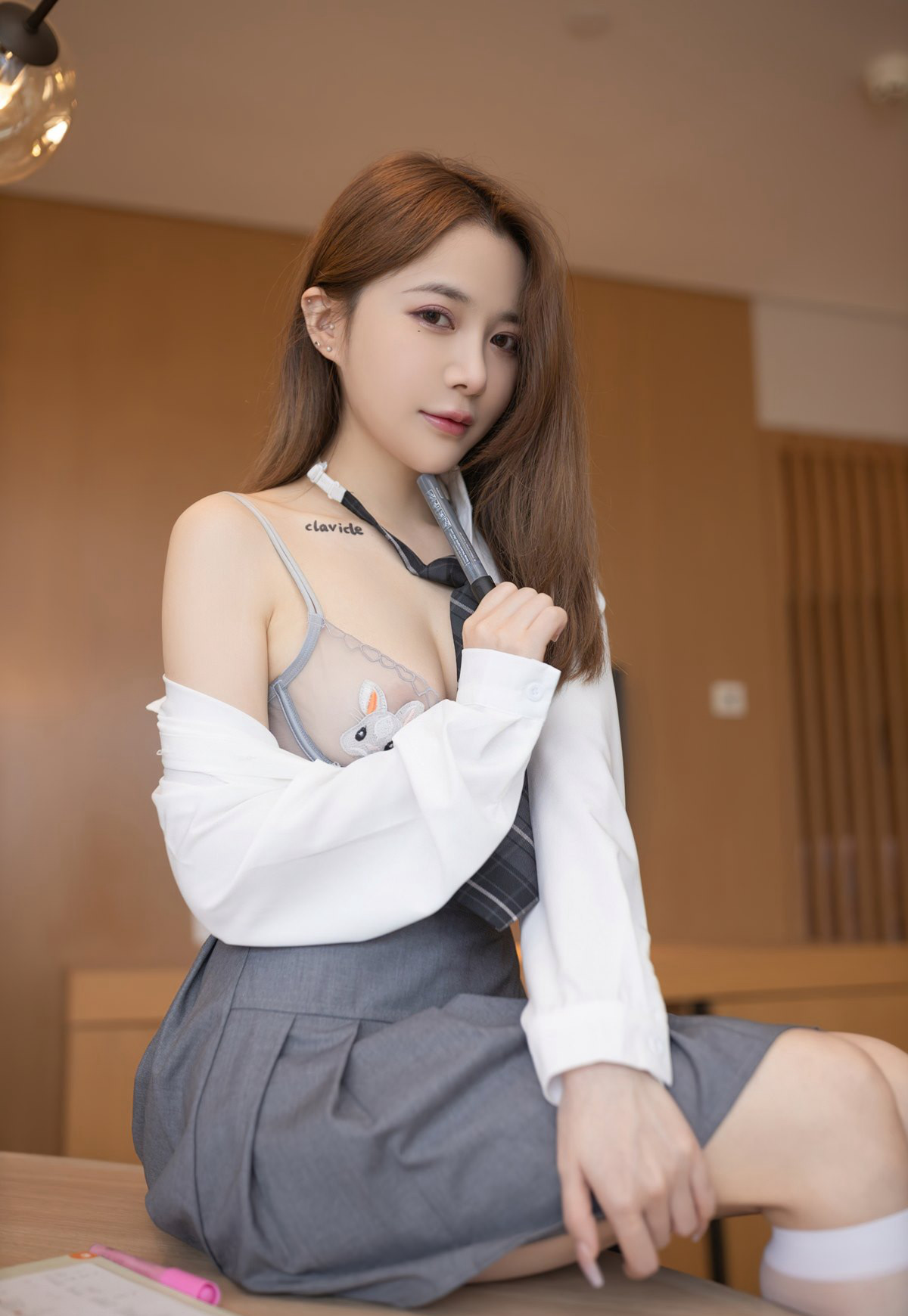 魚子醬風騷丁字褲高翹臀性感玉足裸胸沙發上風騷誘人姿勢