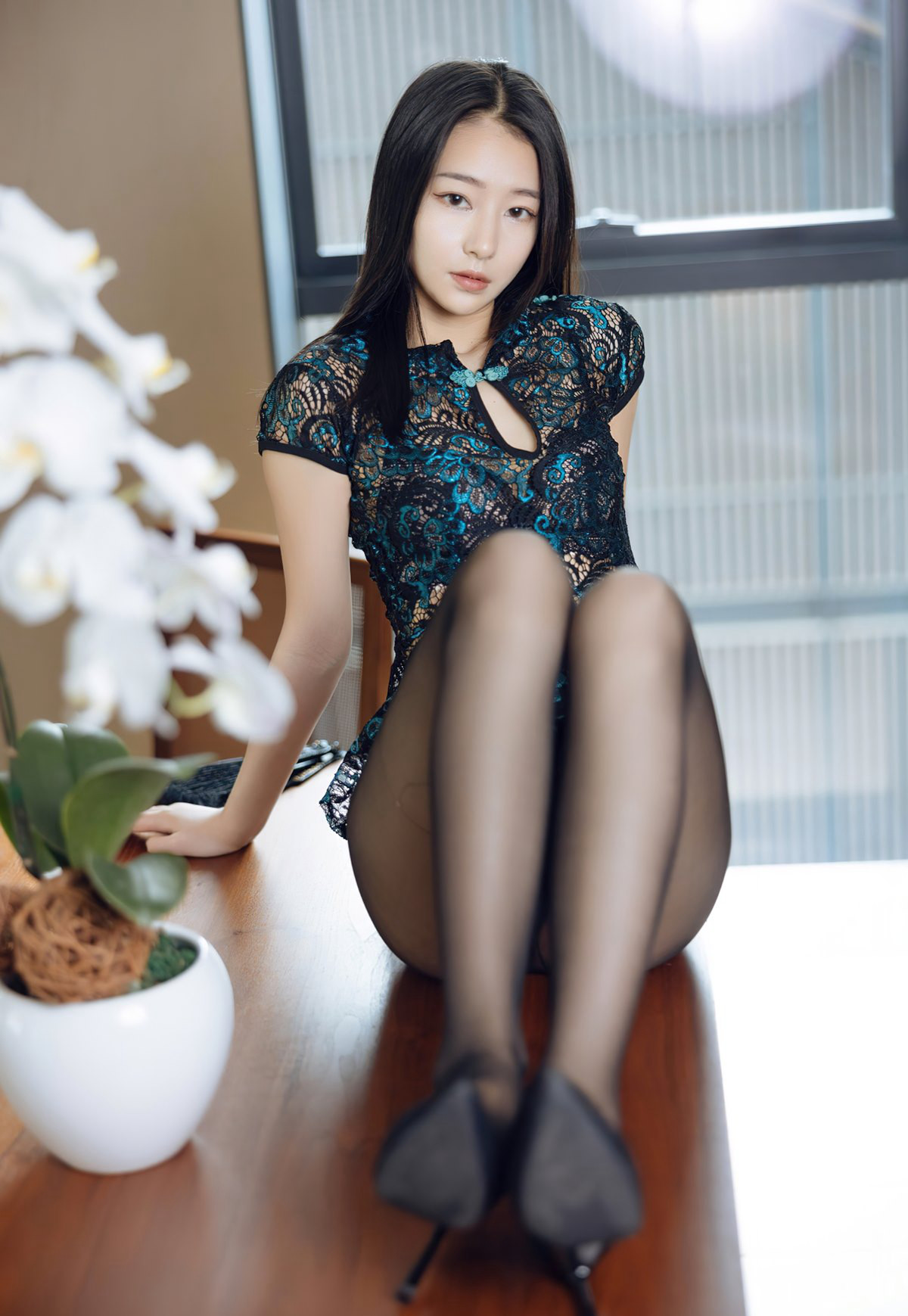 熊小諾黑絲無內性感美腿高跟撅臀誘惑風騷情趣內衣美少婦