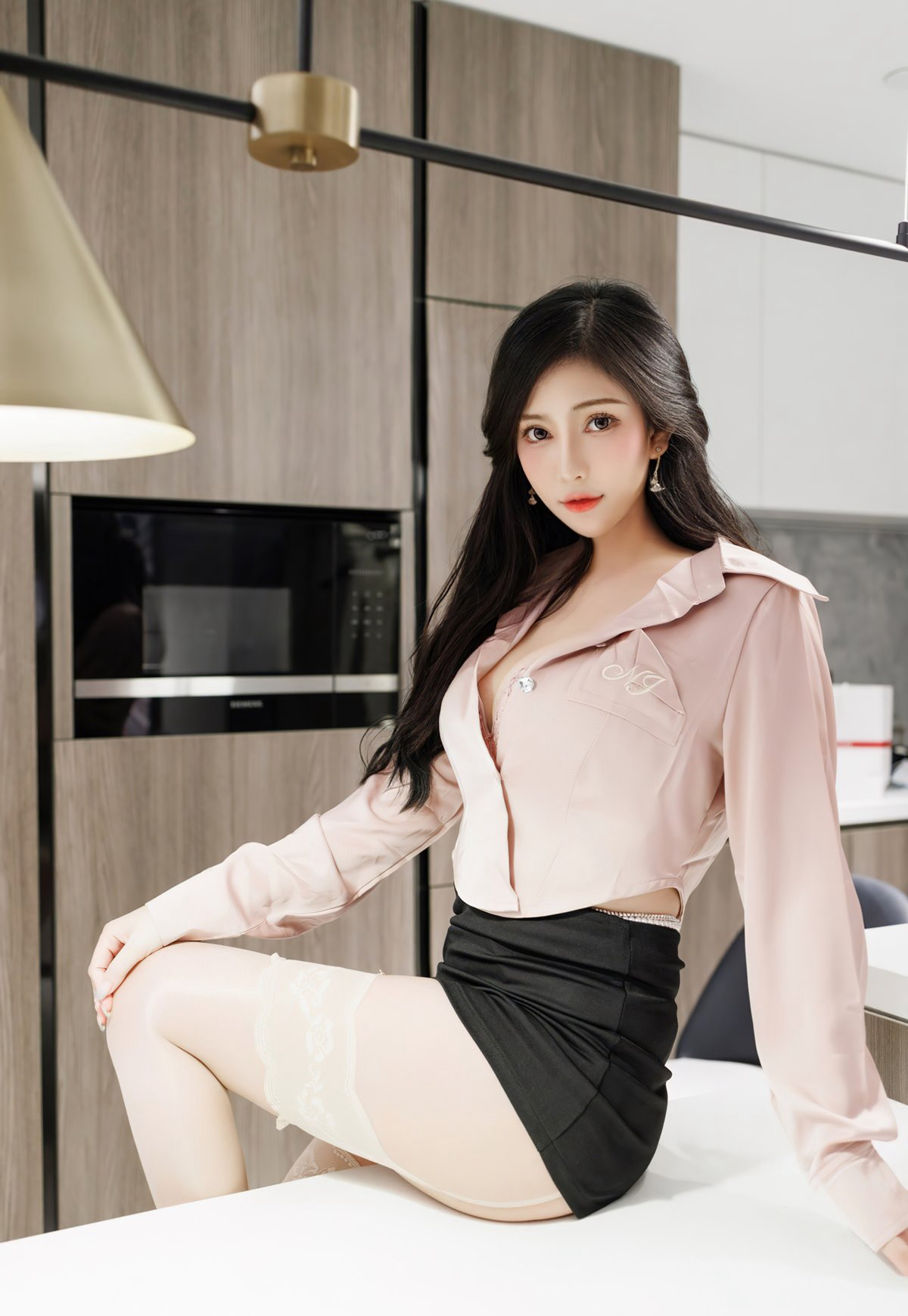愛蜜社肉肉2022美腿裸胸性感制服誘惑騷婦祕書脫絲襪