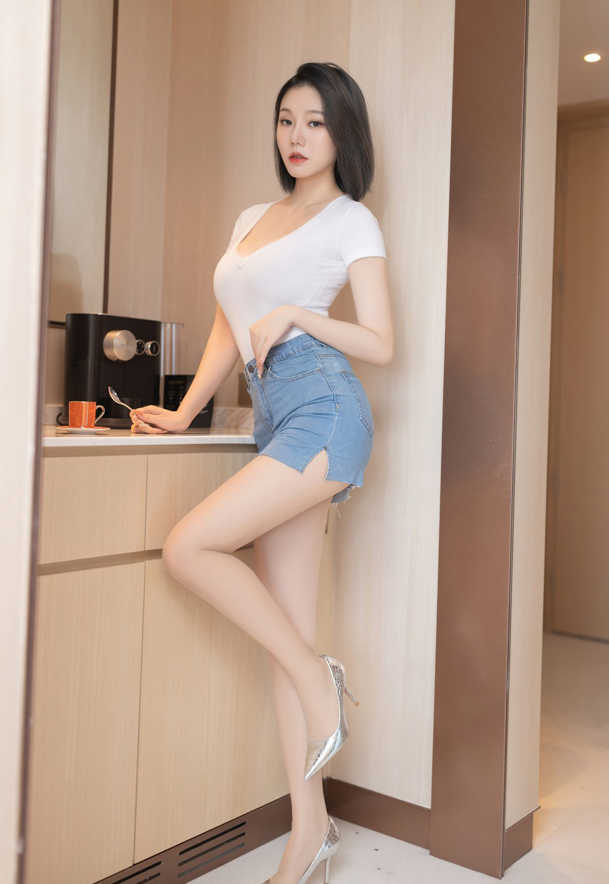 安然短髮肉絲美少婦風騷牛仔短裙肉絲襪美腿豐滿身材微胖美女