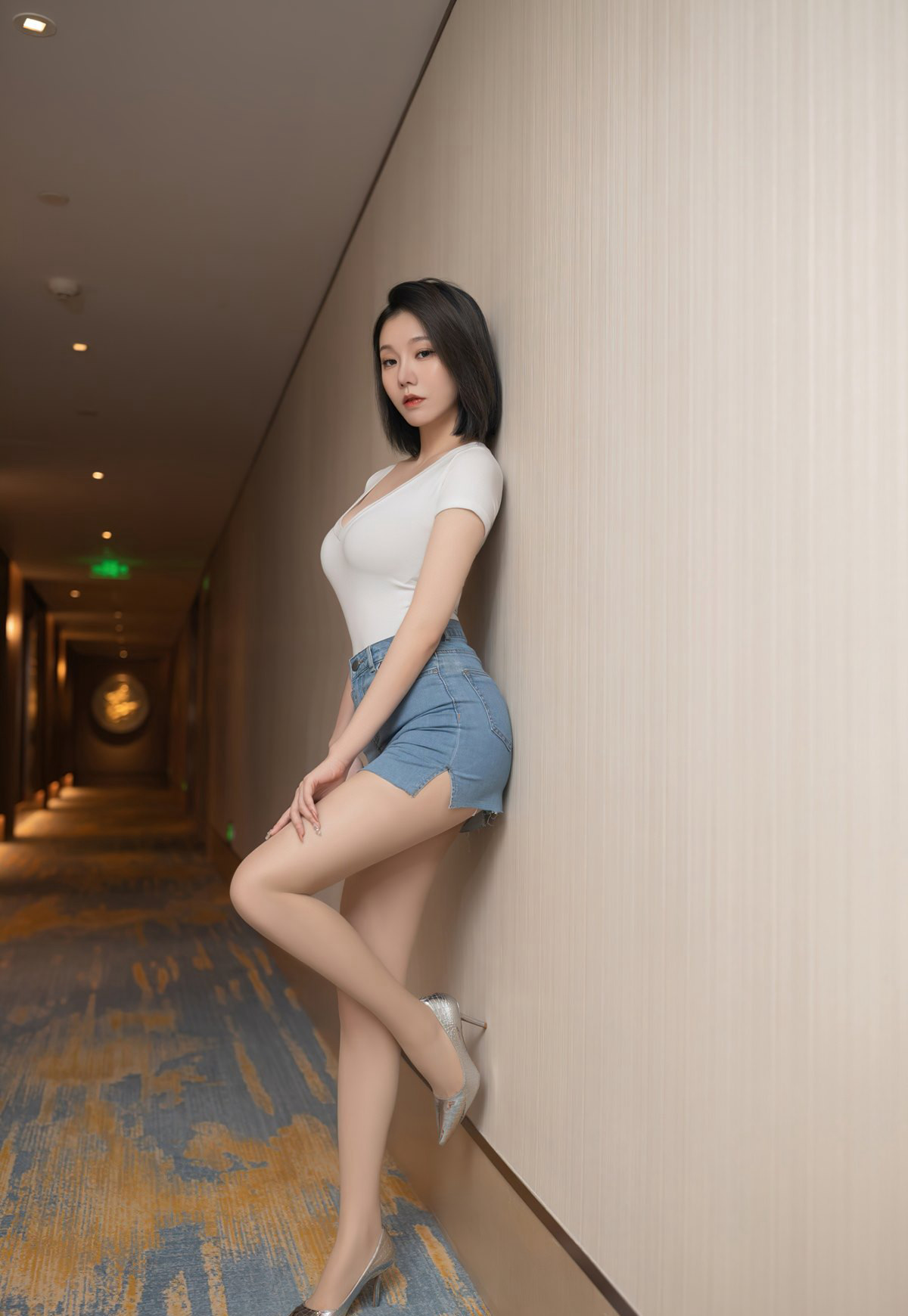 安然短髮肉絲美少婦風騷牛仔短裙肉絲襪美腿豐滿身材微胖美女