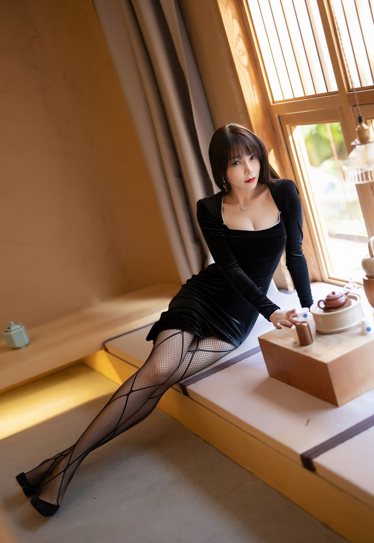 芝芝黑絲網襪性感高跟美臀絲襪無內誘惑前凸後翹身材美少婦