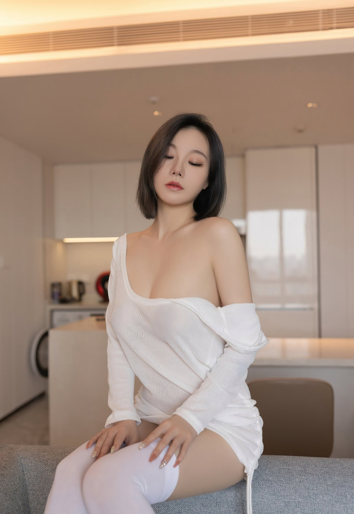 An Ran with fair and tender skin, tempting young married woman, white silk beautiful legs, high heels, flirtatious in thong panties, short hair, beautiful seductive woman.