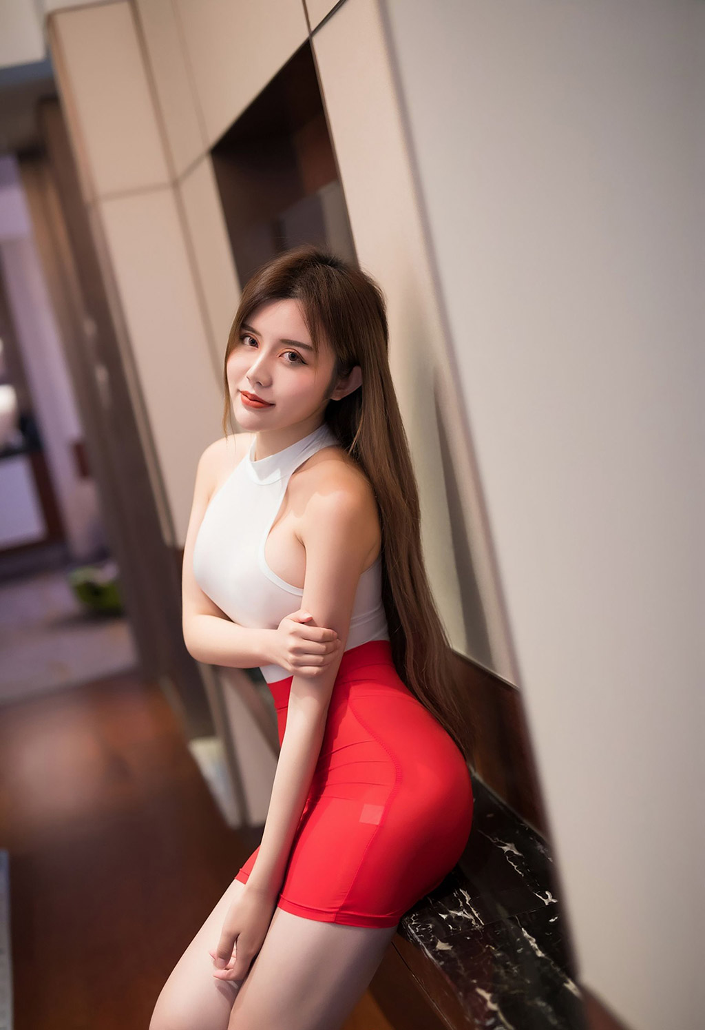 Cris Zhuo Ya Qi's tall and undulating beautiful chest and round buttocks.