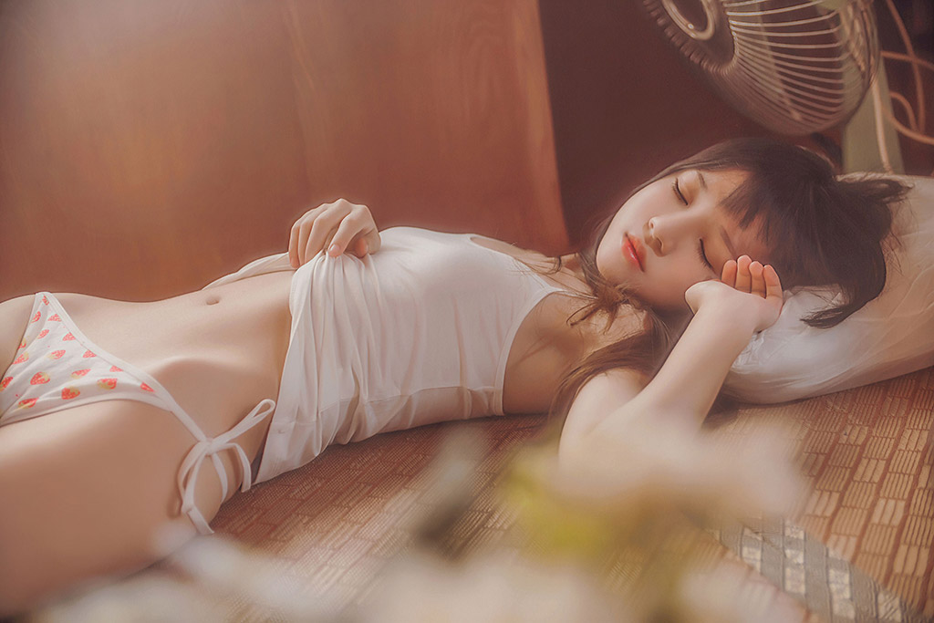 櫻桃喵《小背心換水手服》 [蘿莉COS] 寫真集[144P