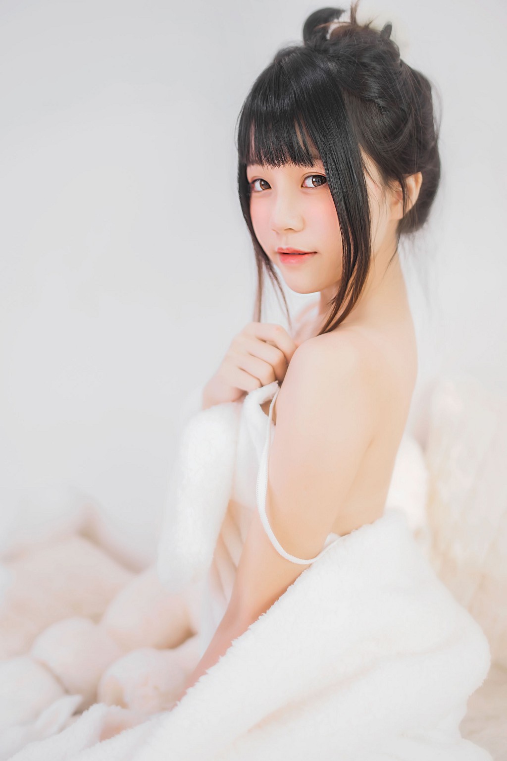 Sakura Tao Meow's "Hibernation" [ belle ta Cosplay] Photobook [38P