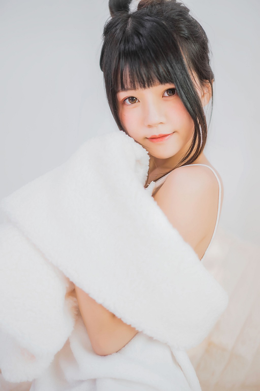 Sakura Tao Meow's "Hibernation" [ belle ta Cosplay] Photobook [38P