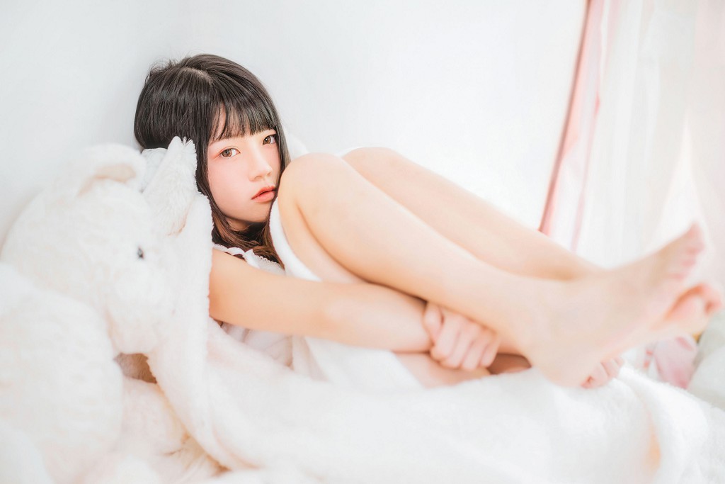 Sakura Tao Meow's "Hibernation" [ belle ta Cosplay] Photobook [38P