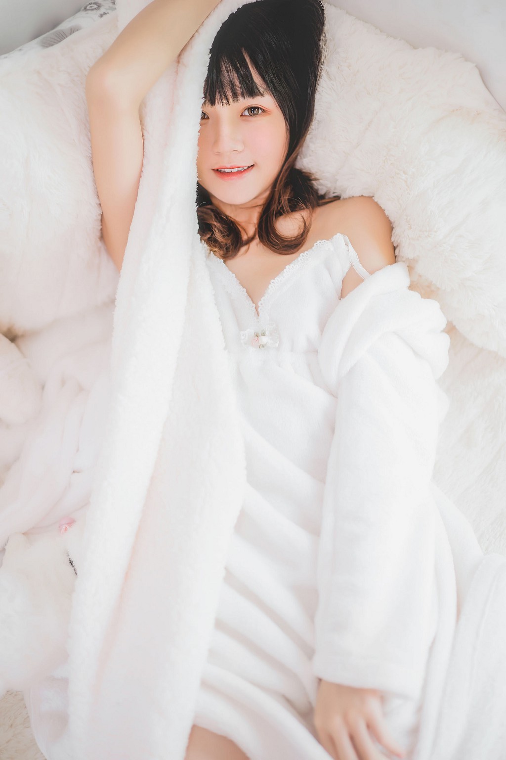 Sakura Tao Meow's "Hibernation" [ belle ta Cosplay] Photobook [38P