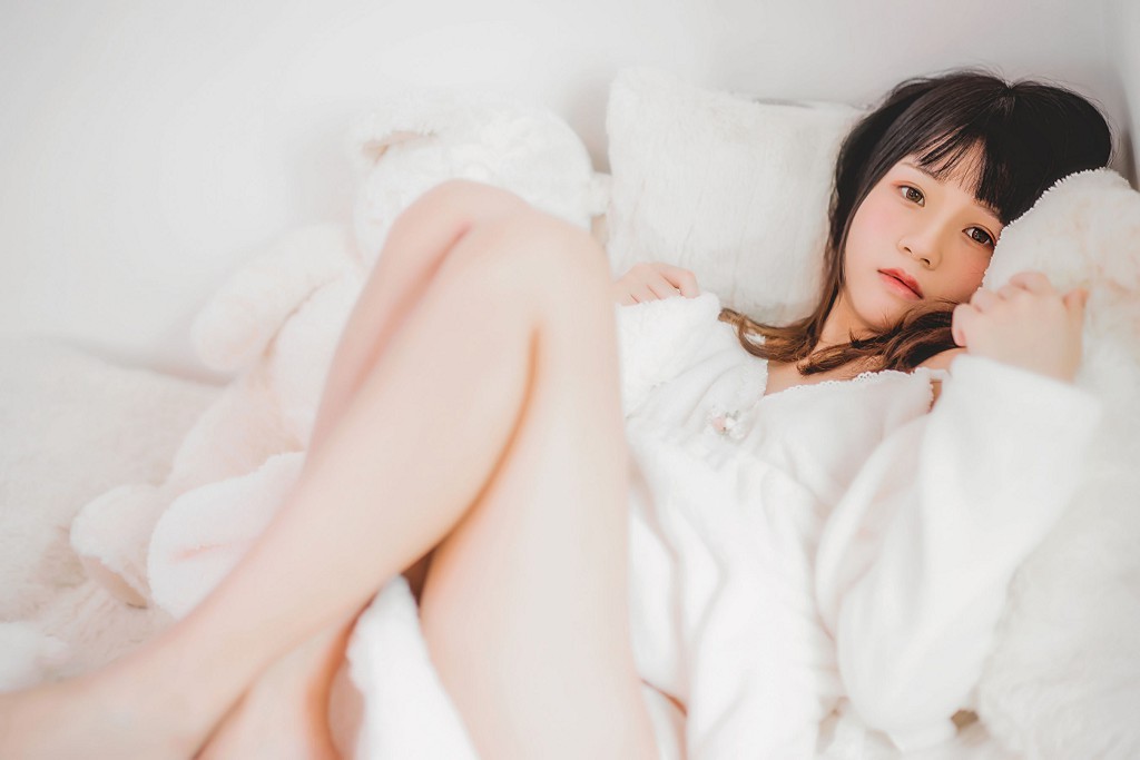 Sakura Tao Meow's "Hibernation" [ belle ta Cosplay] Photobook [38P