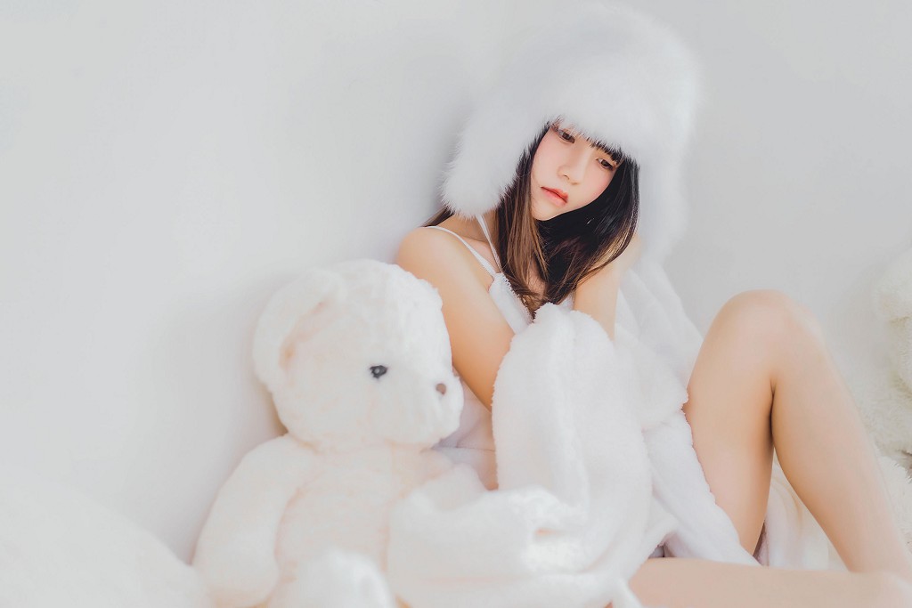 桜桃喵《冬眠》 [蘿莉COS] 寫真集[38P