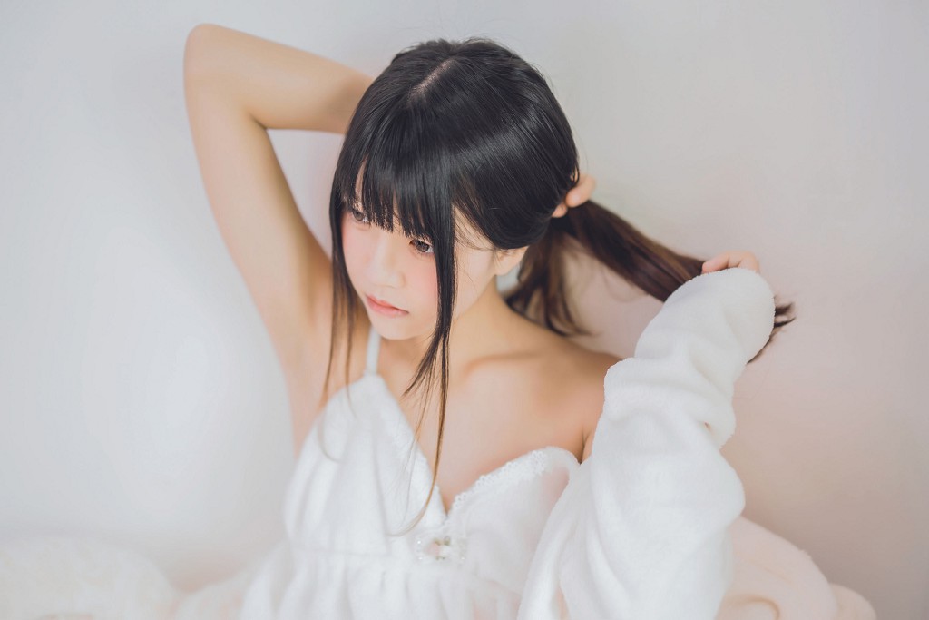 Sakura Tao Meow's "Hibernation" [ belle ta Cosplay] Photobook [38P