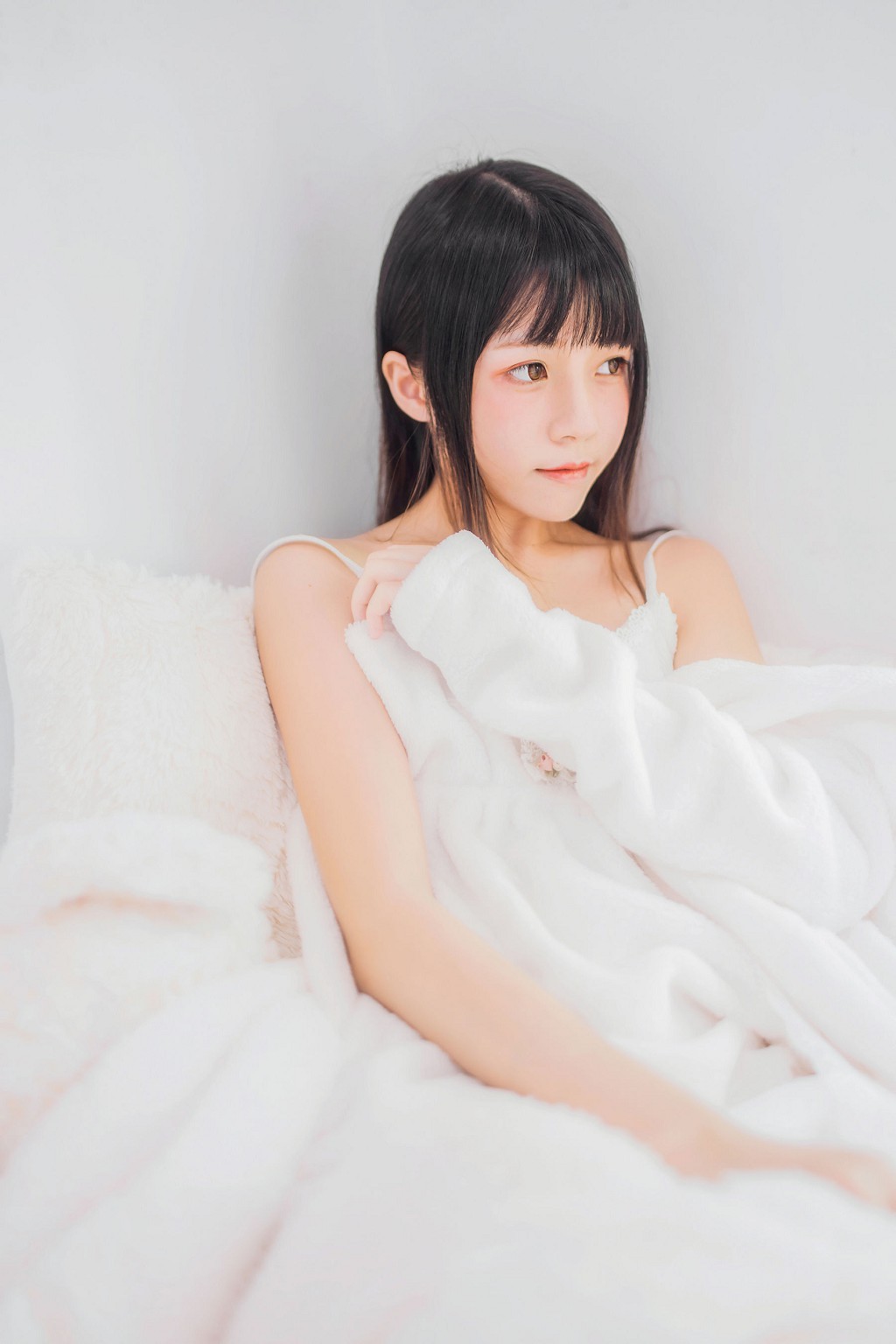 Sakura Tao Meow's "Hibernation" [ belle ta Cosplay] Photobook [38P