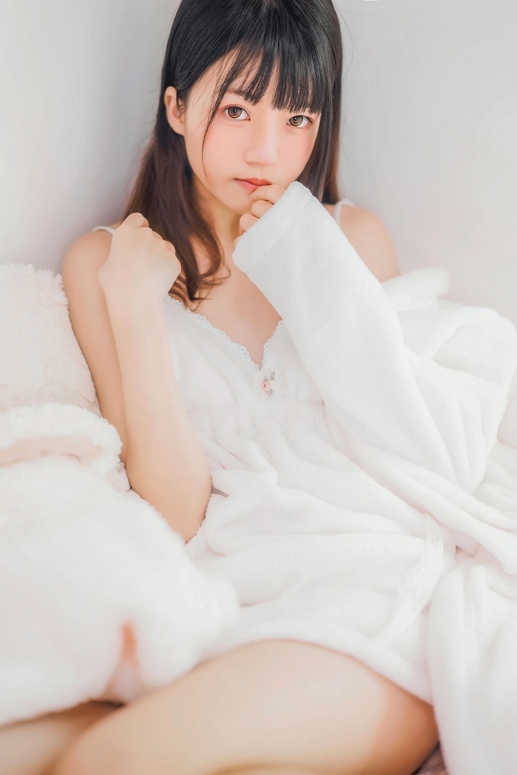 Sakura Tao Meow's "Hibernation" [ belle ta Cosplay] Photobook [38P