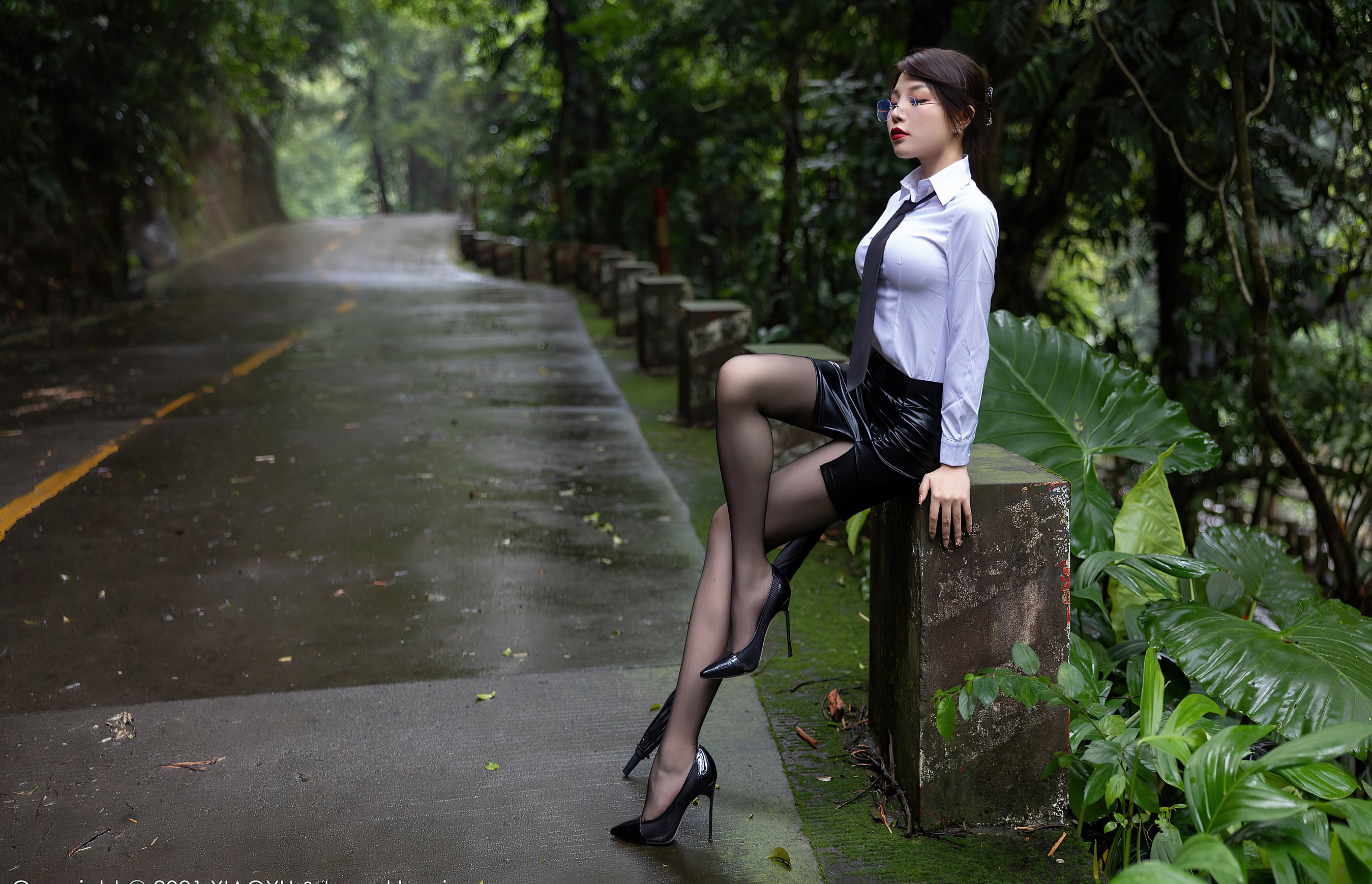 芝芝布迪河邊濕身水中絲襪玉足美腿性感大胸白嫩美女