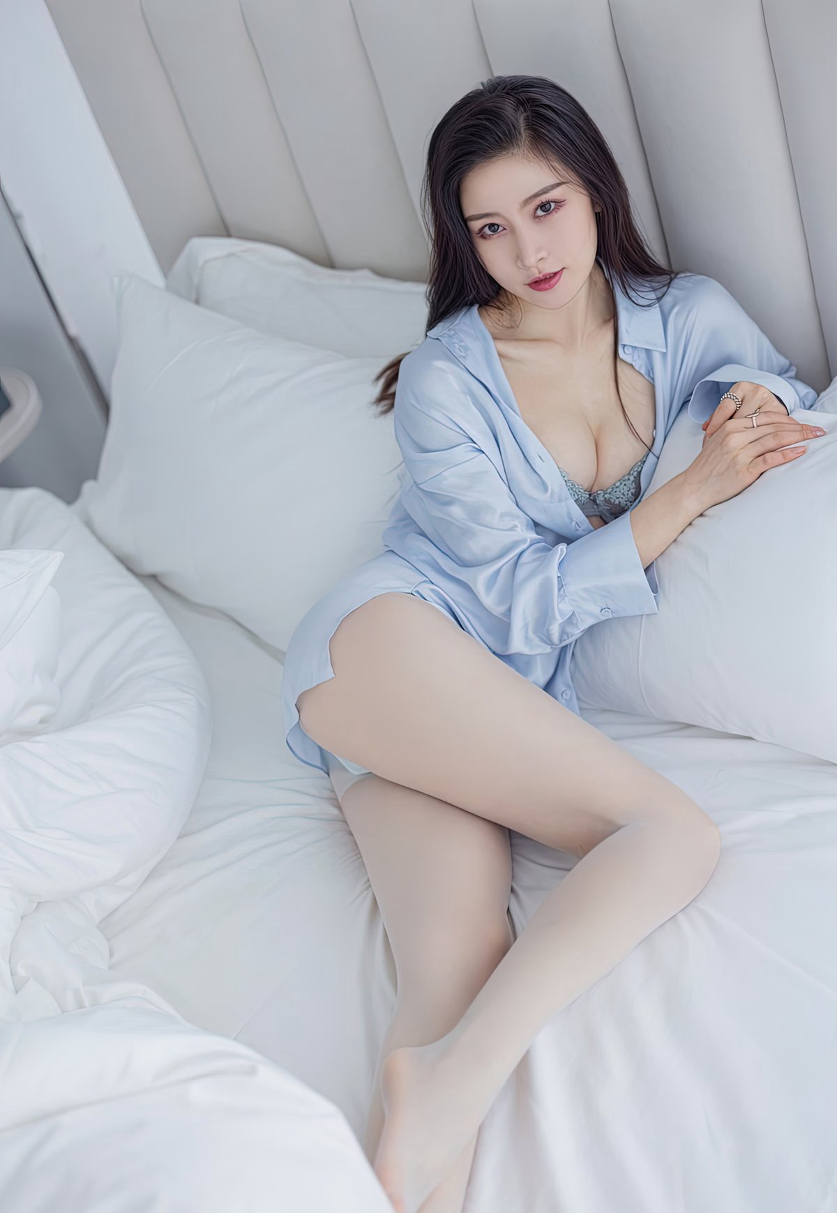 高顏值美少婦私房床上風騷姿勢超薄灰絲襪性感玉足