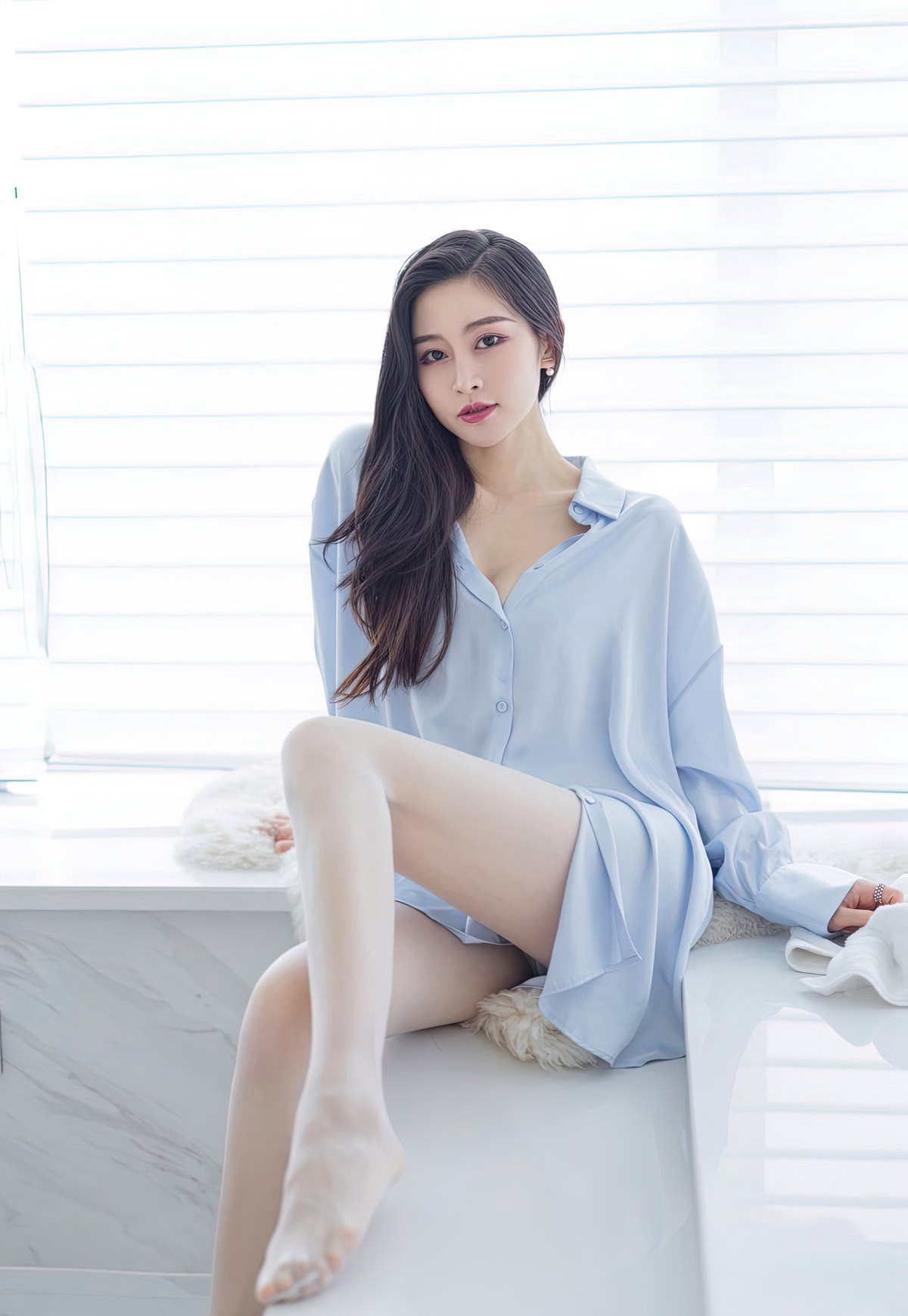 高顏值美少婦私房床上風騷姿勢超薄灰絲襪性感玉足