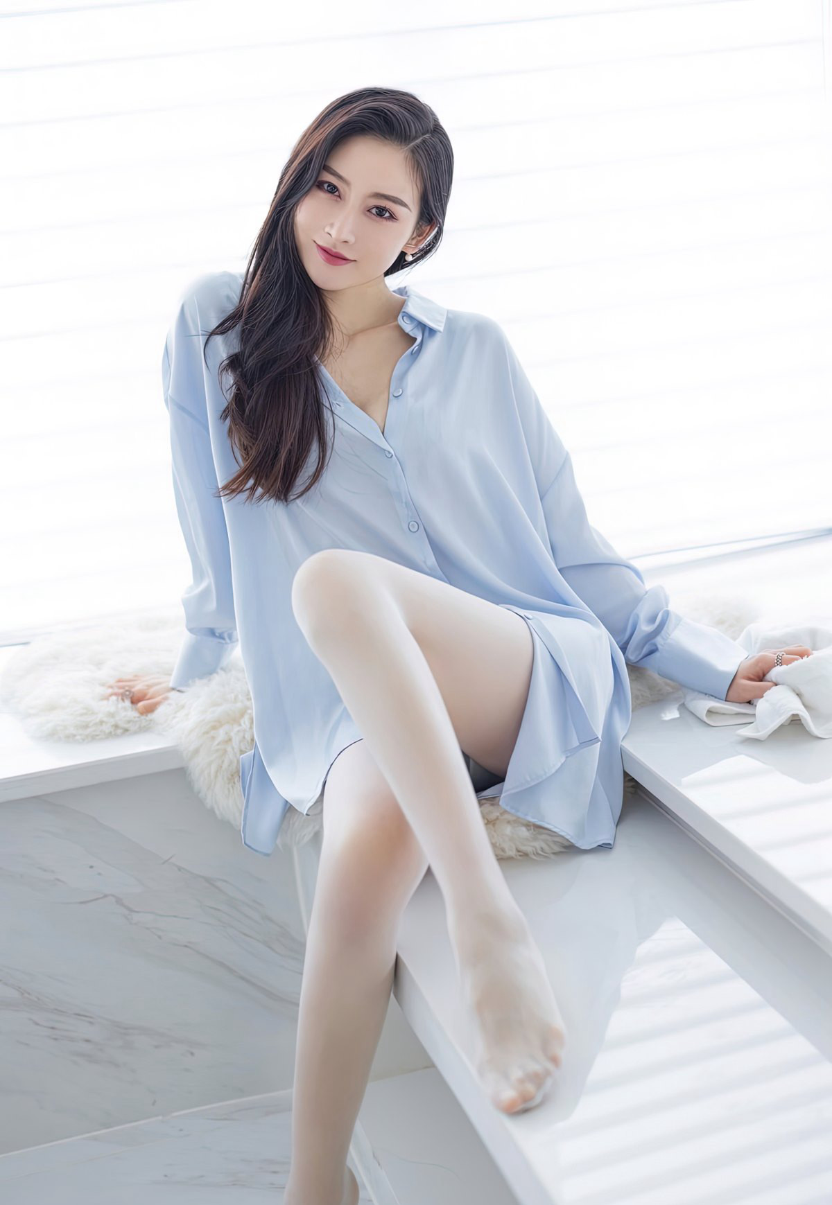 高顏值美少婦私房床上風騷姿勢超薄灰絲襪性感玉足