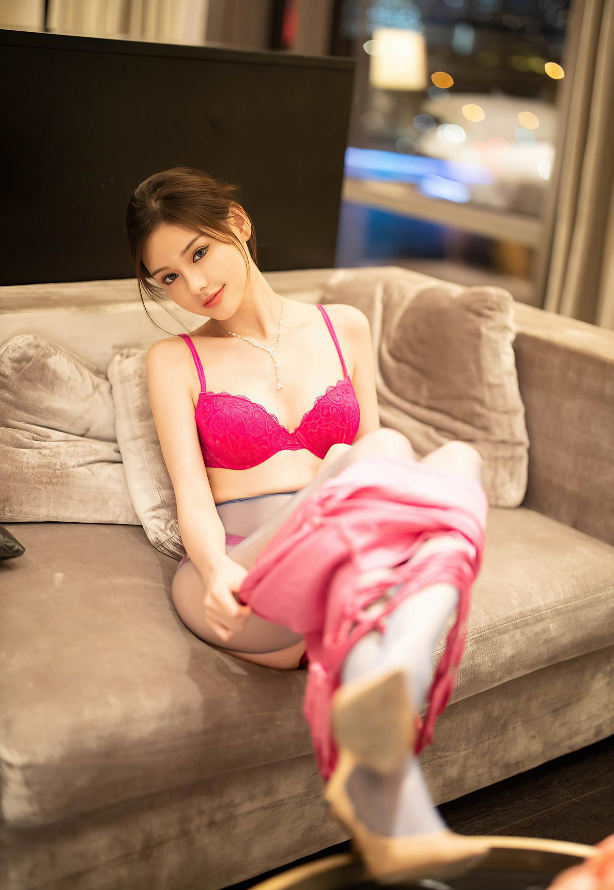 เซียวซี ชุดชั้นในสุดหรูหราแบบลูกไม้ เซ็กซี่ ล่อตาล่อใจ เปิดเปิง ถุงน่องสีเท ไม่สวมชั้นใน ส้นสูง ขาเรียวสวย ภาพถ่ายวาบหวิว