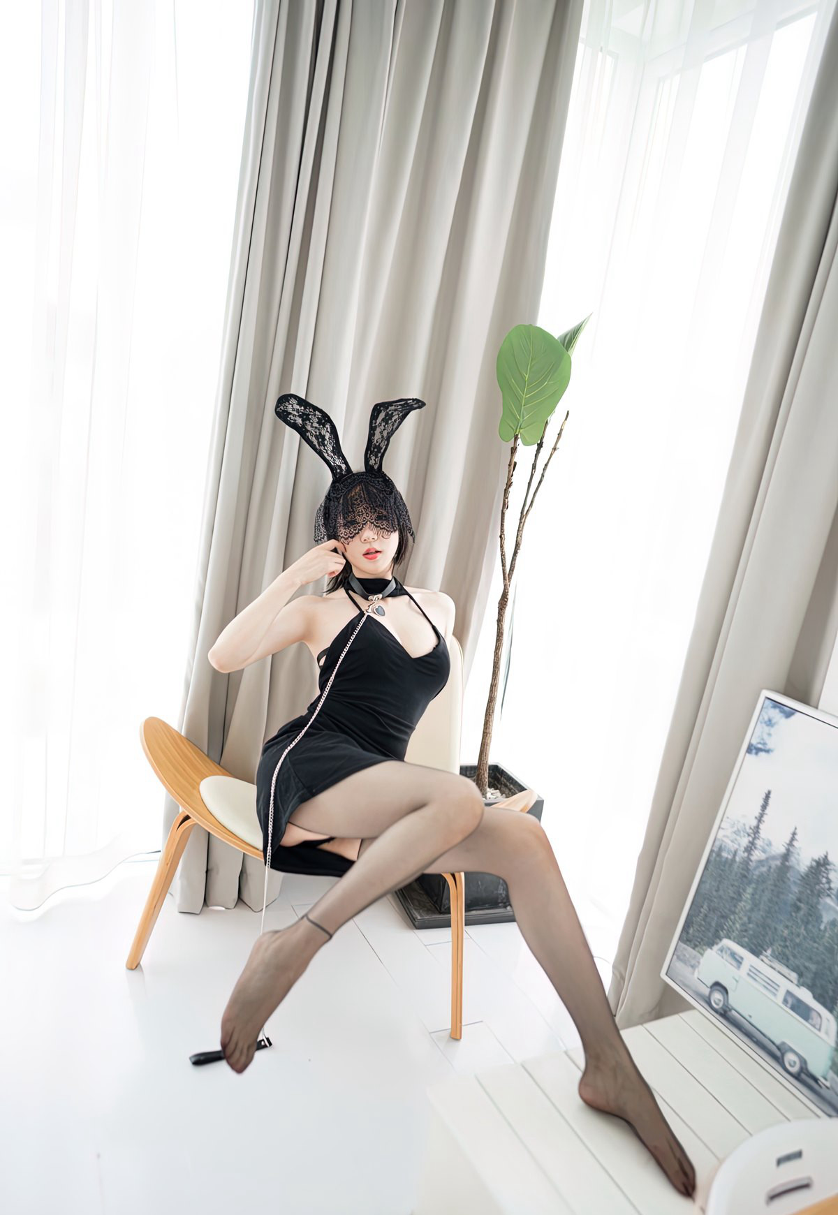 Nữ lang thỏ gợi cảm với ngực lớn đầy đặn, da trắng mịn, quyến rũ bằng tất đen mở khố, chân đẹp của mỹ nhân thiếu phụ đầy đặn.