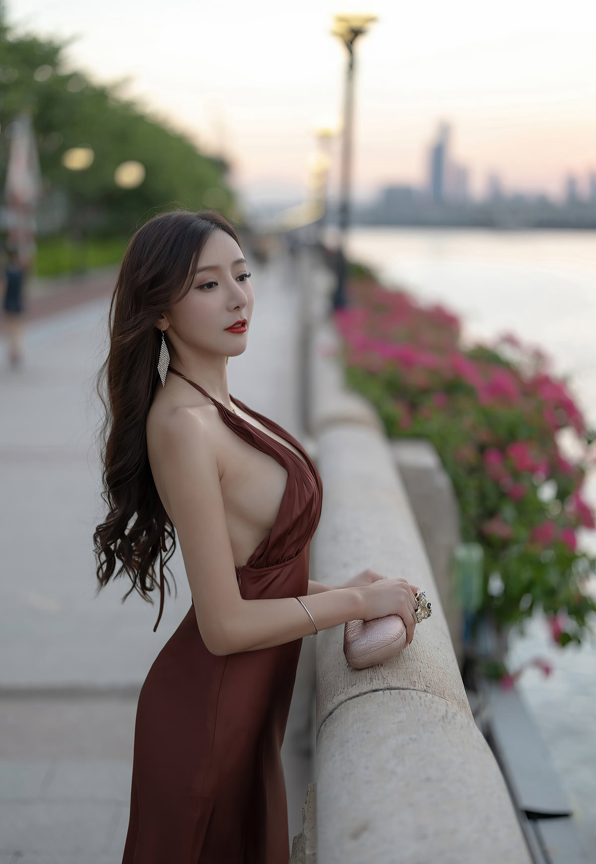 Sexy female secretary Wang Xinyao with hollowed-out, full, large breasts, flesh-colored stockings on beautiful legs, in hotel removing stockings.