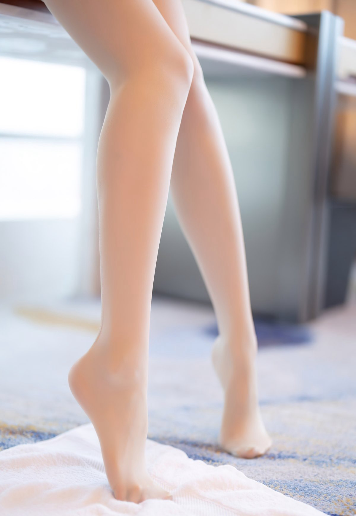 Mengxin Yue in flesh-colored stockings, no underwear, top-quality beautiful legs, high-definition jade feet, front-convex rear-perky S-shaped figure.