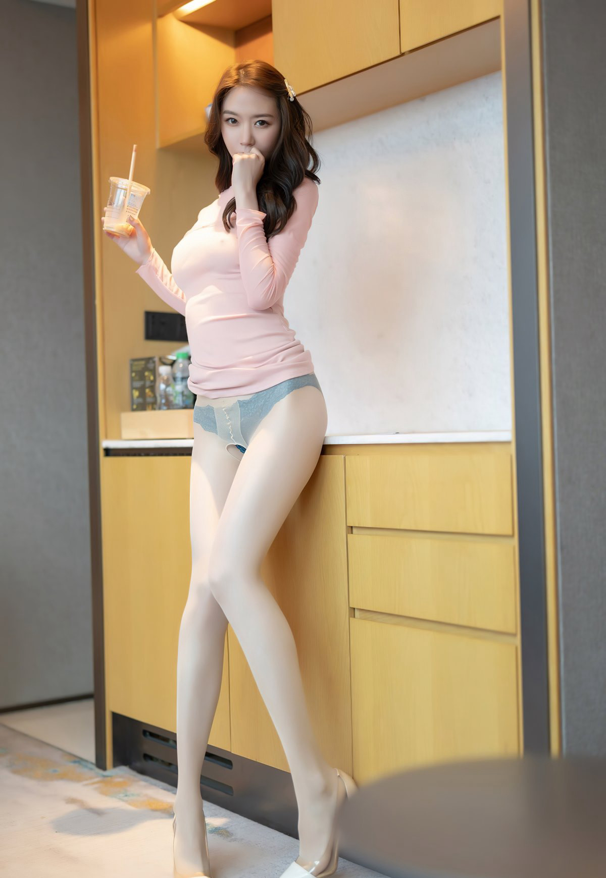 Mộng Tâm Nguyệt với tất nude, không nội y, chân đẹp cực phẩm, hình ảnh HD, chân ngọc, ngực nhô mông vểnh, thân hình kiểu S.