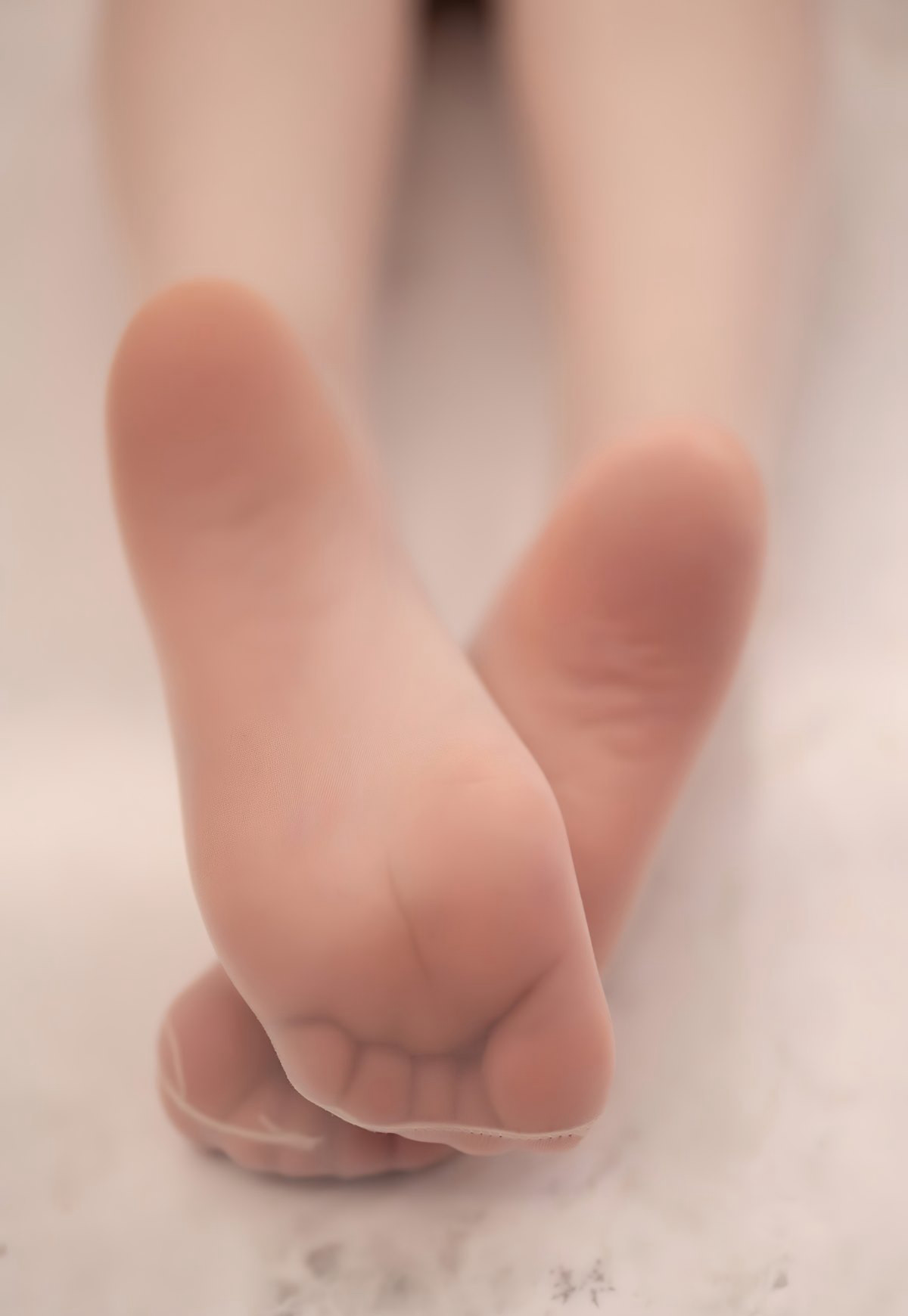 Cherry Fei Yue Ying's top-quality flesh-colored silk stockings, jade feet, super sexy beautiful legs, plump and round large breasts