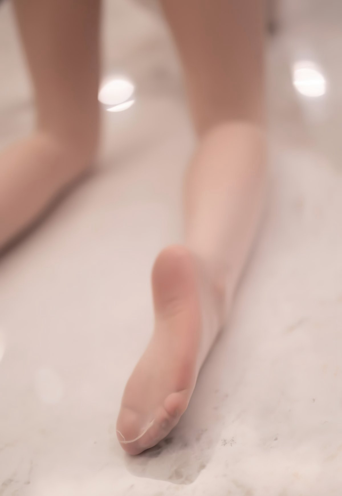 Cherry Fei Yue Ying's top-quality flesh-colored silk stockings, jade feet, super sexy beautiful legs, plump and round large breasts