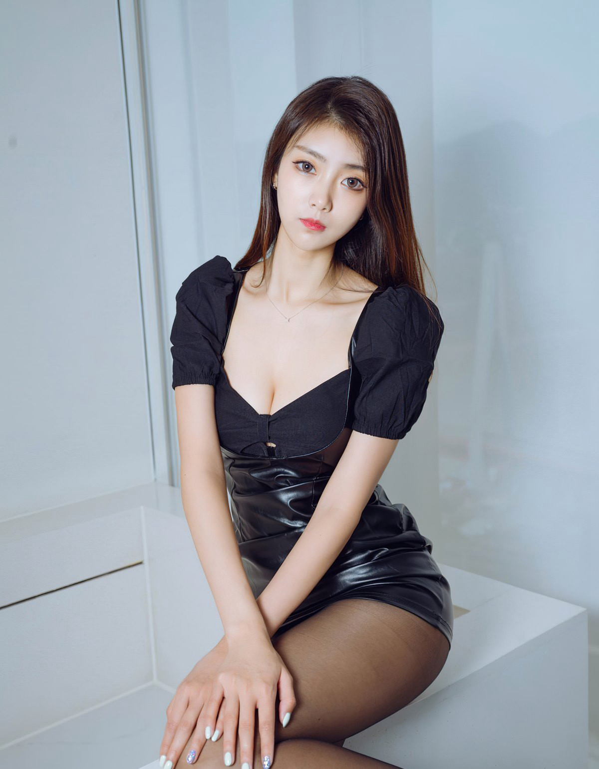 極品風騷美少婦超長美腿黑絲無內性感高跟高清套圖