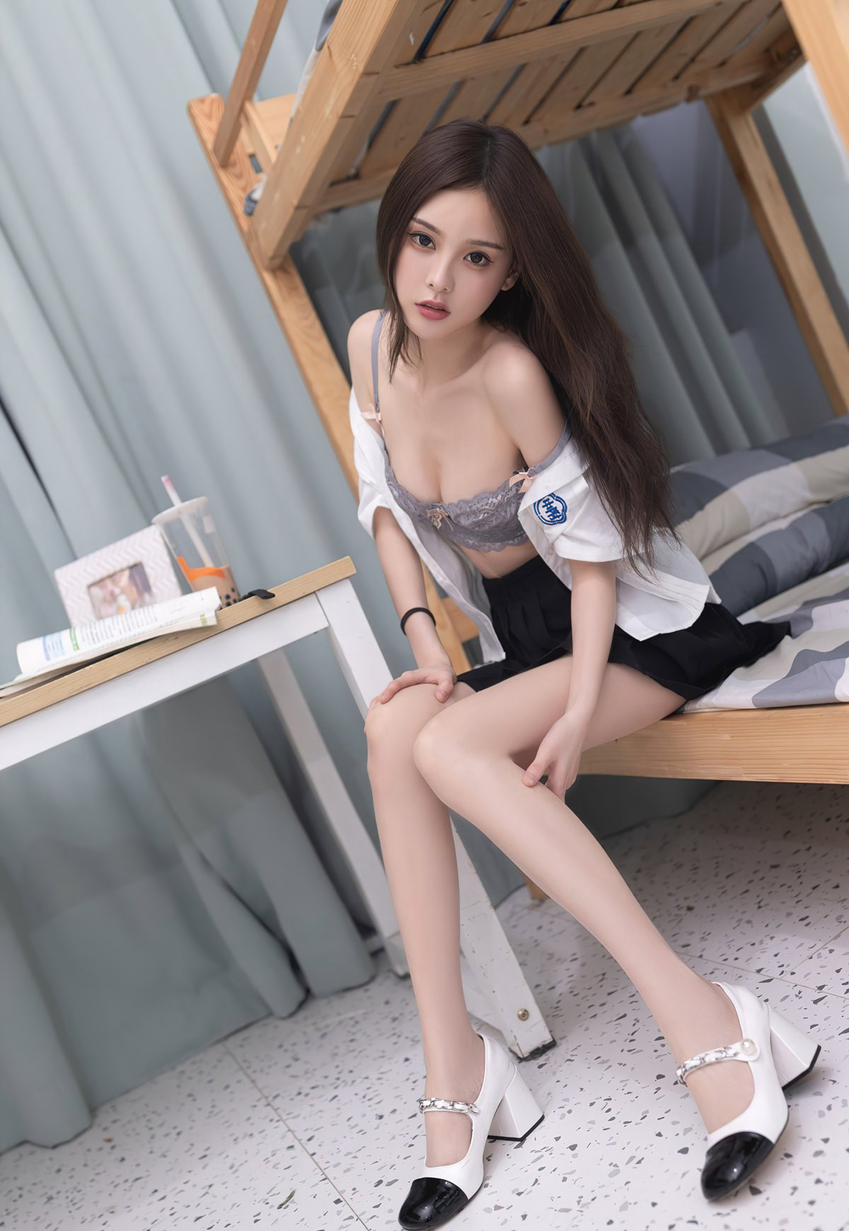 หวาง ซินอี้ ระดับพรีเมี่ยม หน้าอกใหญ่ เซ็กซี่ เจเค กระโปรงสั้น ถุงน่อง ไม่สวมชั้นใน ขาสวย รองเท้าส้นสูง เท้าสวย ชุดรูปภาพ