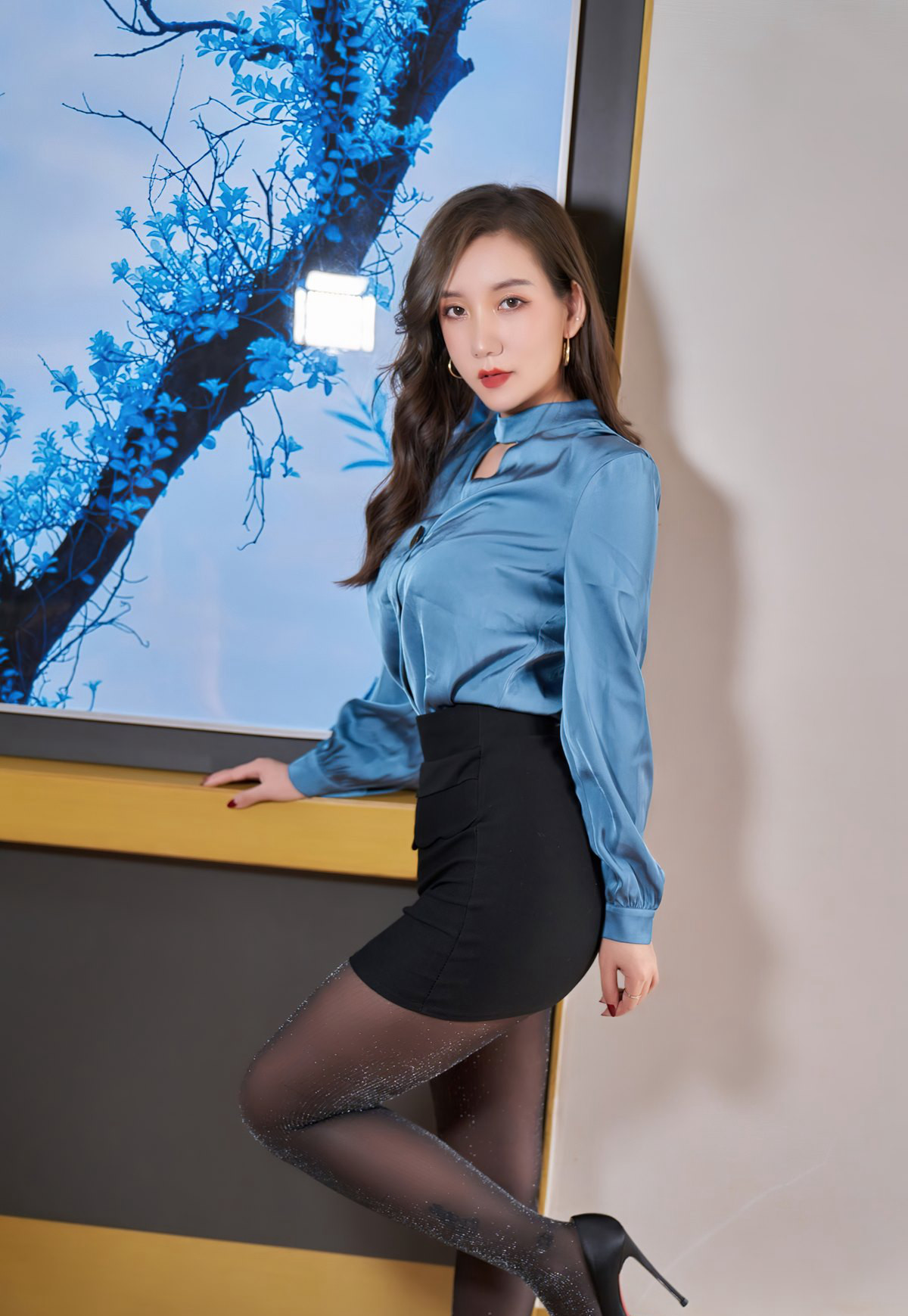 Ai Jingxiang sexy glossy black silk no underwear sexy short skirt high-value beautiful young woman sexy beautiful legs