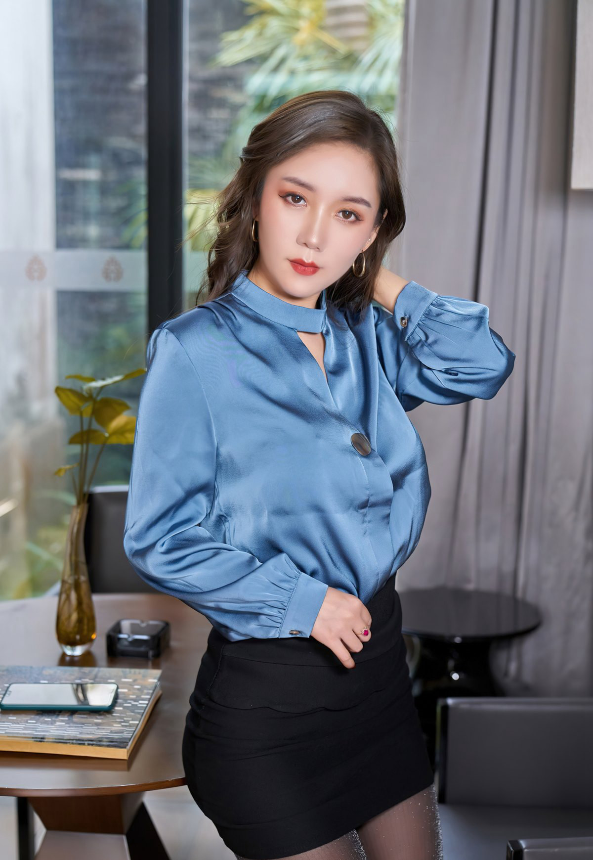 Ai Jingxiang sexy glossy black silk no underwear sexy short skirt high-value beautiful young woman sexy beautiful legs