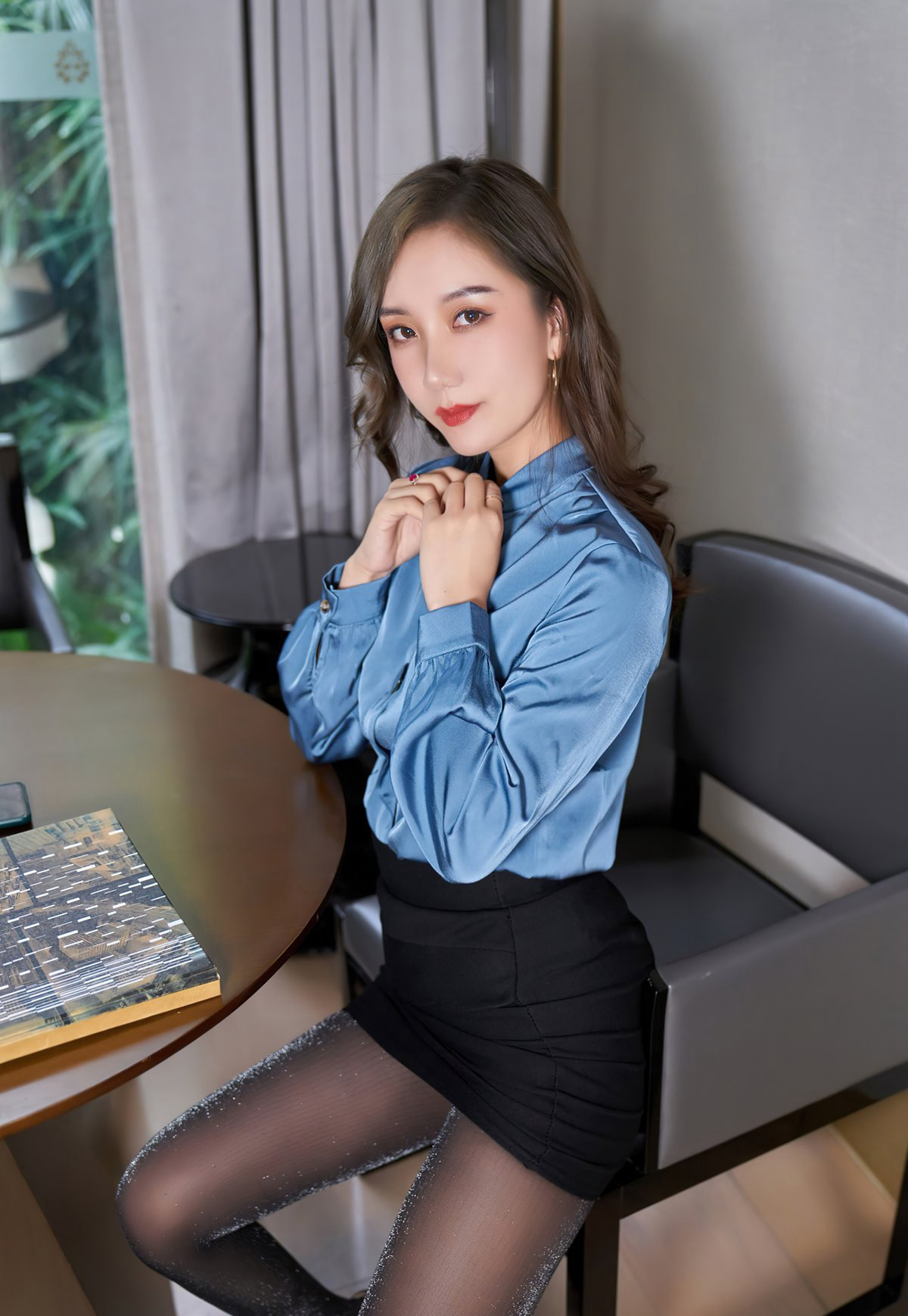 Ai Jingxiang sexy glossy black silk no underwear sexy short skirt high-value beautiful young woman sexy beautiful legs