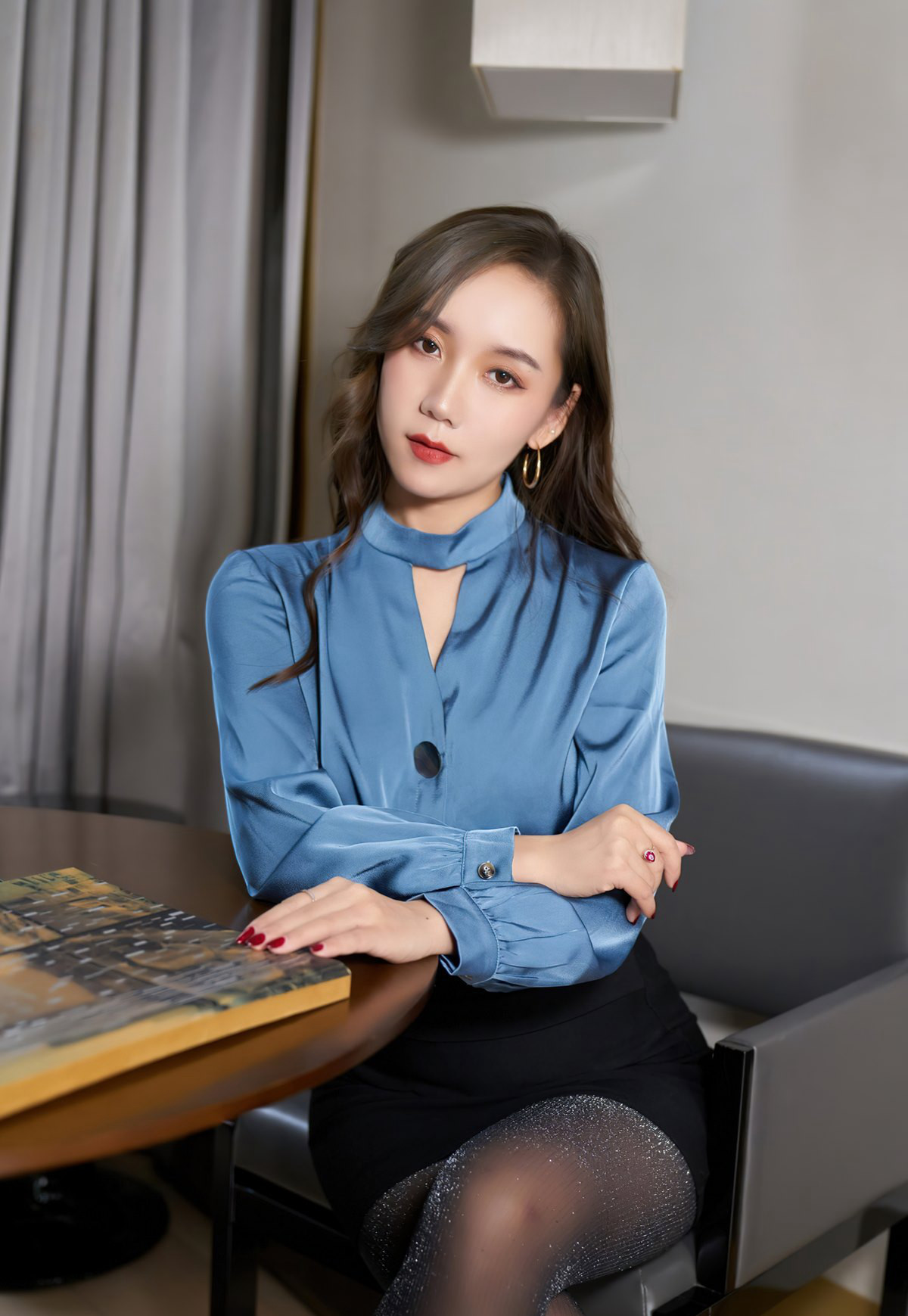 Ai Jingxiang sexy glossy black silk no underwear sexy short skirt high-value beautiful young woman sexy beautiful legs