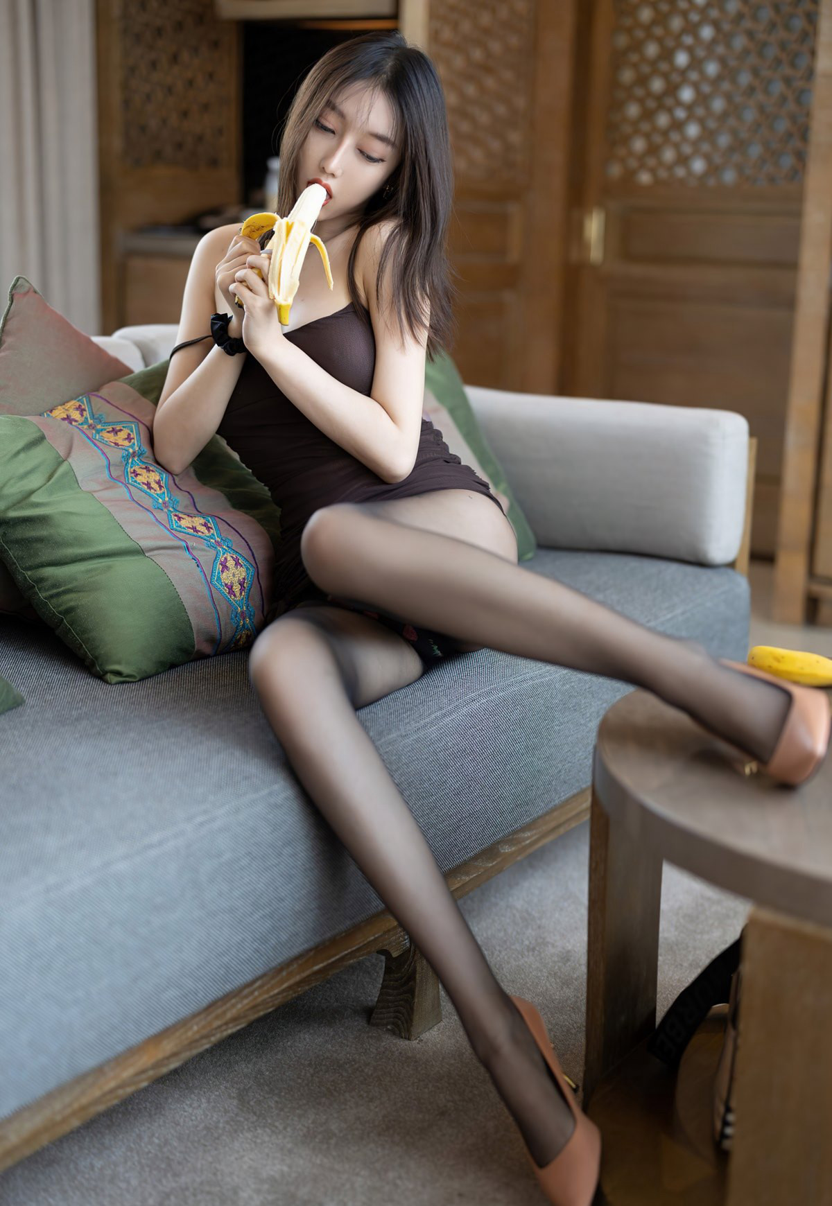 You Mi Hui - Mẫu nữ trẻ Yue Er với tất đen, chân ngọc cực phẩm, mông cao vút, váy ôm sát, cặp chân đẹp quyến rũ, tất đen không nội y.
