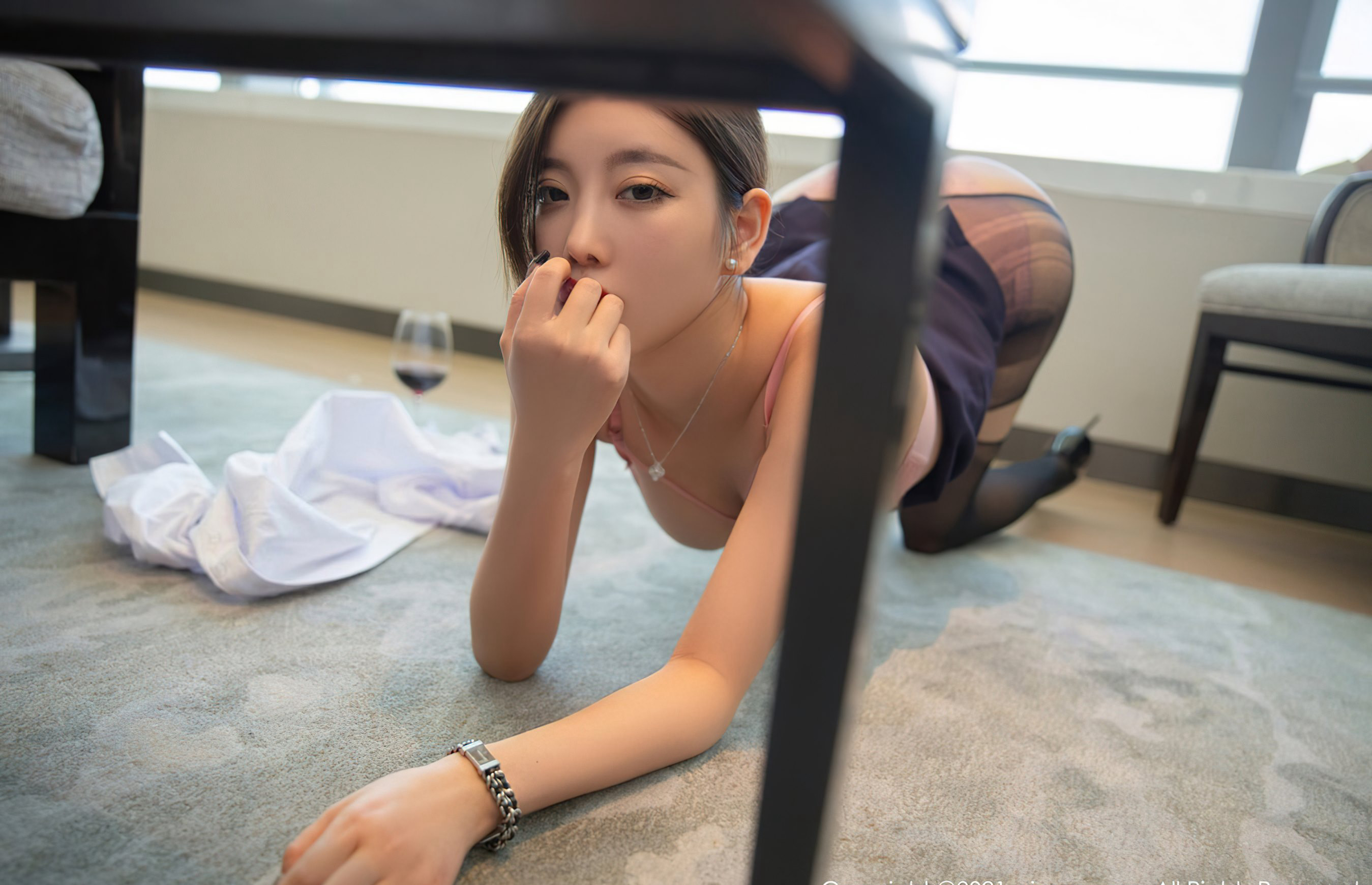 2022 양천천 비서복 요염 블랙 실크 섹시 핑크색 성감 란제리 팁 팬티 유혹 높이 올라간 엉덩이 요염 포즈