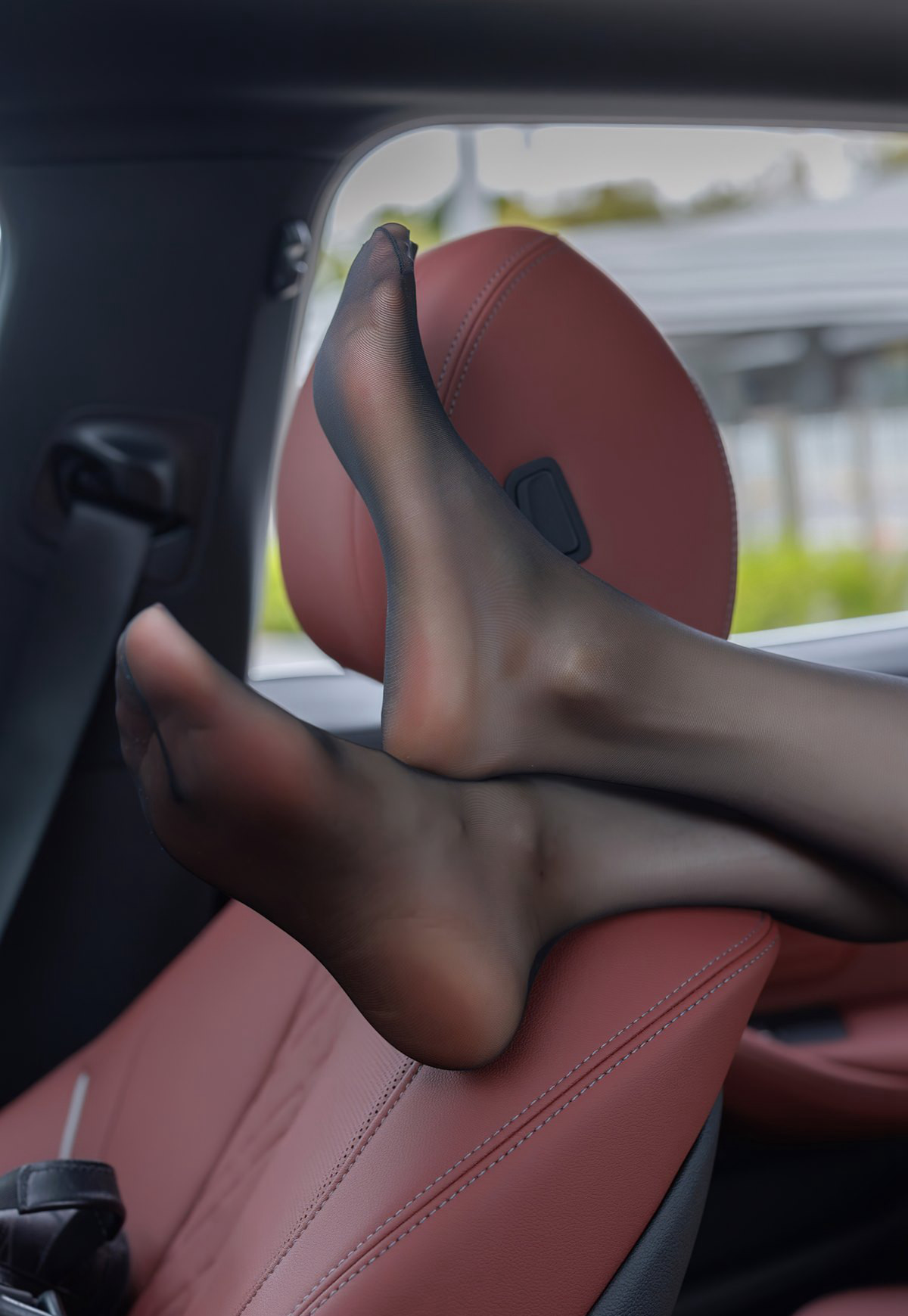 車內的性感黑絲祕書夢心月2022高清套圖黑絲無內性感情趣寫真