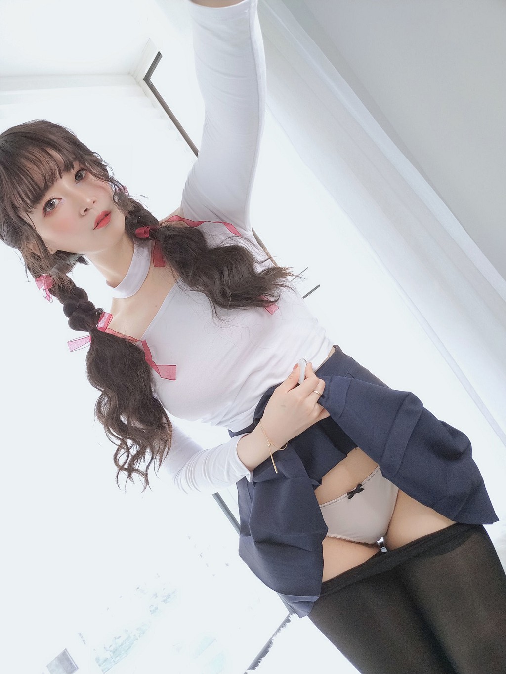 白銀81《隣家の大お姉さんの黒ストッキング1》 [コスプレ少女] 写真集[35P