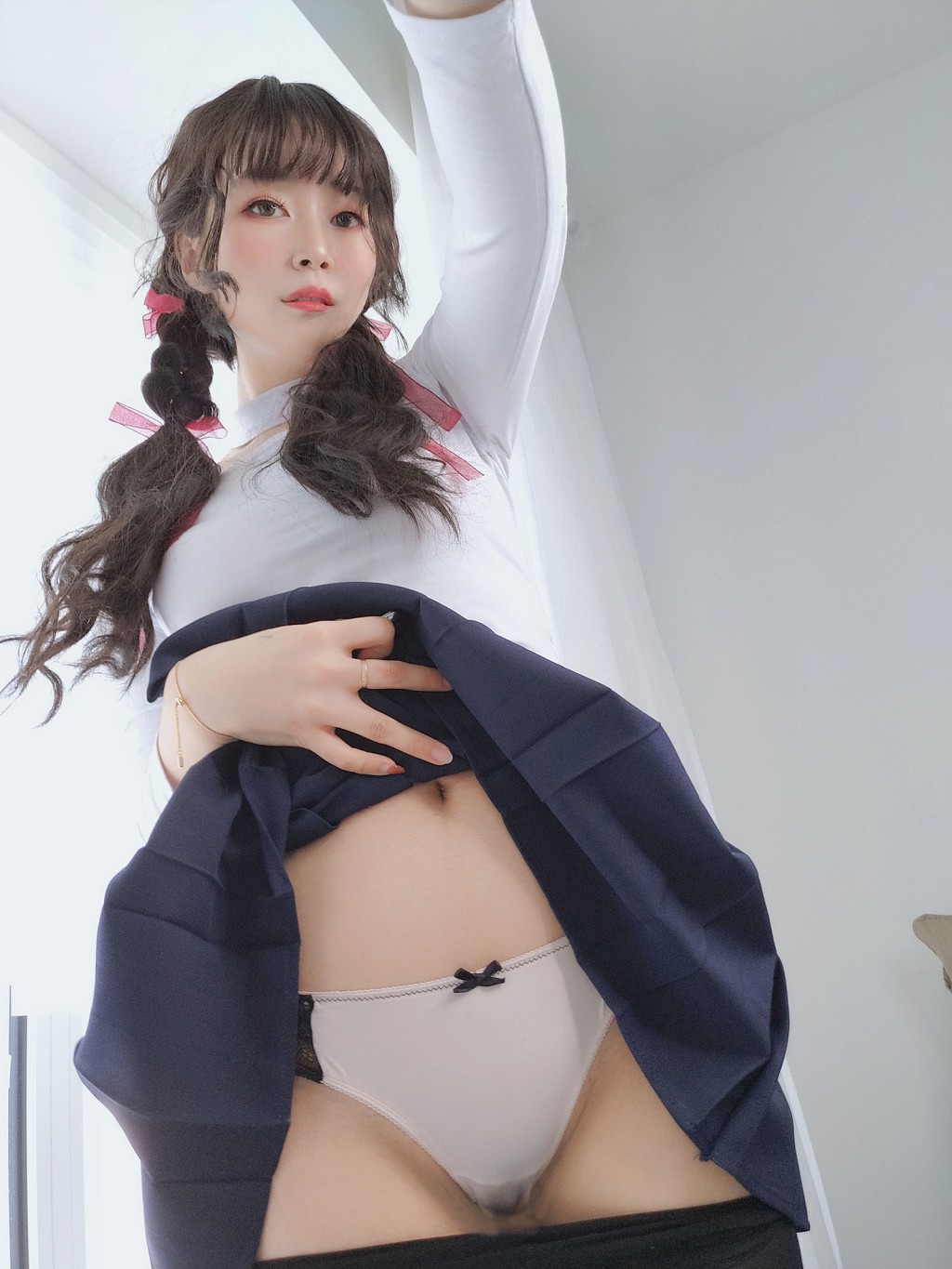 白銀81《隣家の大お姉さんの黒ストッキング1》 [コスプレ少女] 写真集[35P